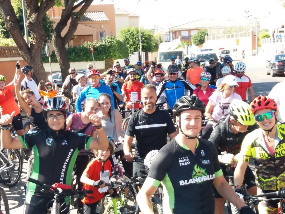 Los participantes dispuestos a tomar la salida.