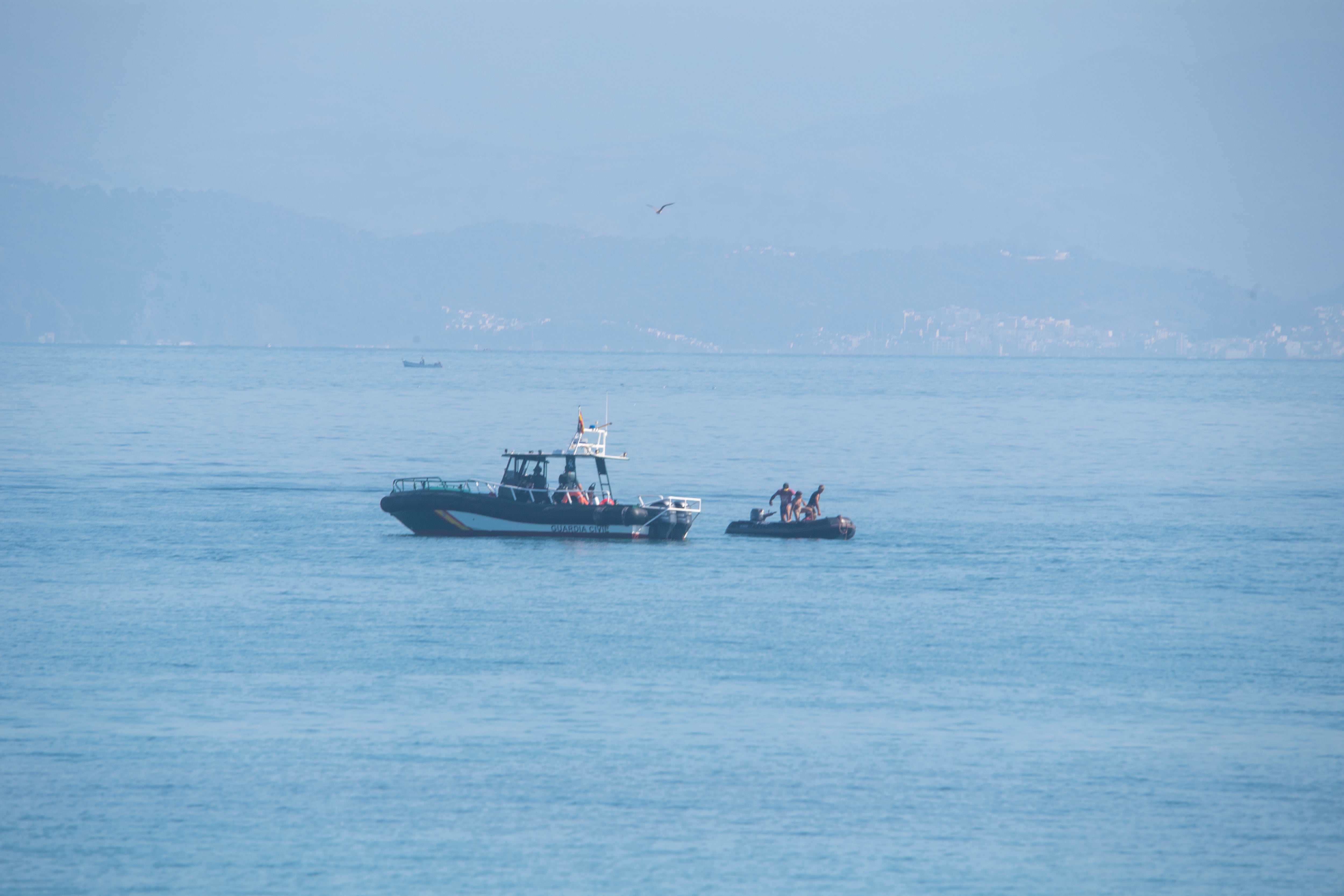Un barco intercepta una lancha con migrantes que intentan cruzar a Ceuta