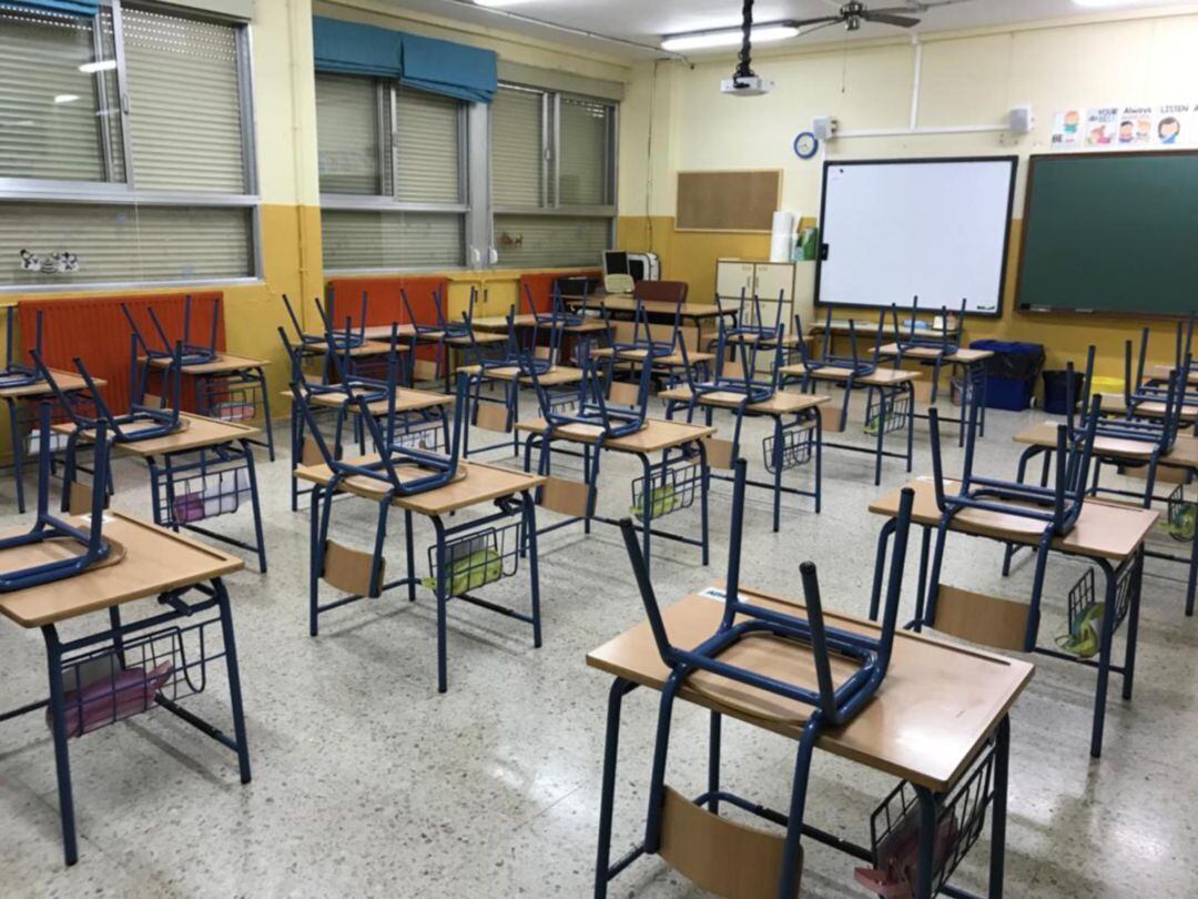 Imagen de un aula vacía del CEIP Giner de los Ríos de Huelva