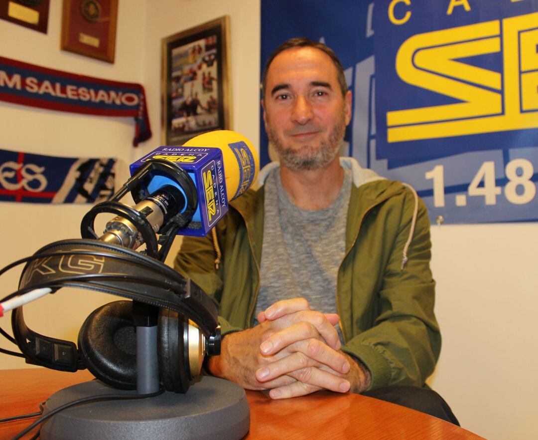 Ignasi Grau, en una imagen de archivo, en los estudios de Radio Alcoy