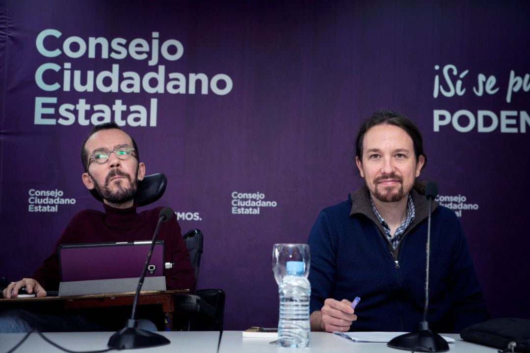 El secretario general de Podemos, Pablo Iglesias (d), junto al secretario de Organización, Pablo Echenique (i), durante la reunión de urgencia del Consejo Ciudadano Estatal del partido