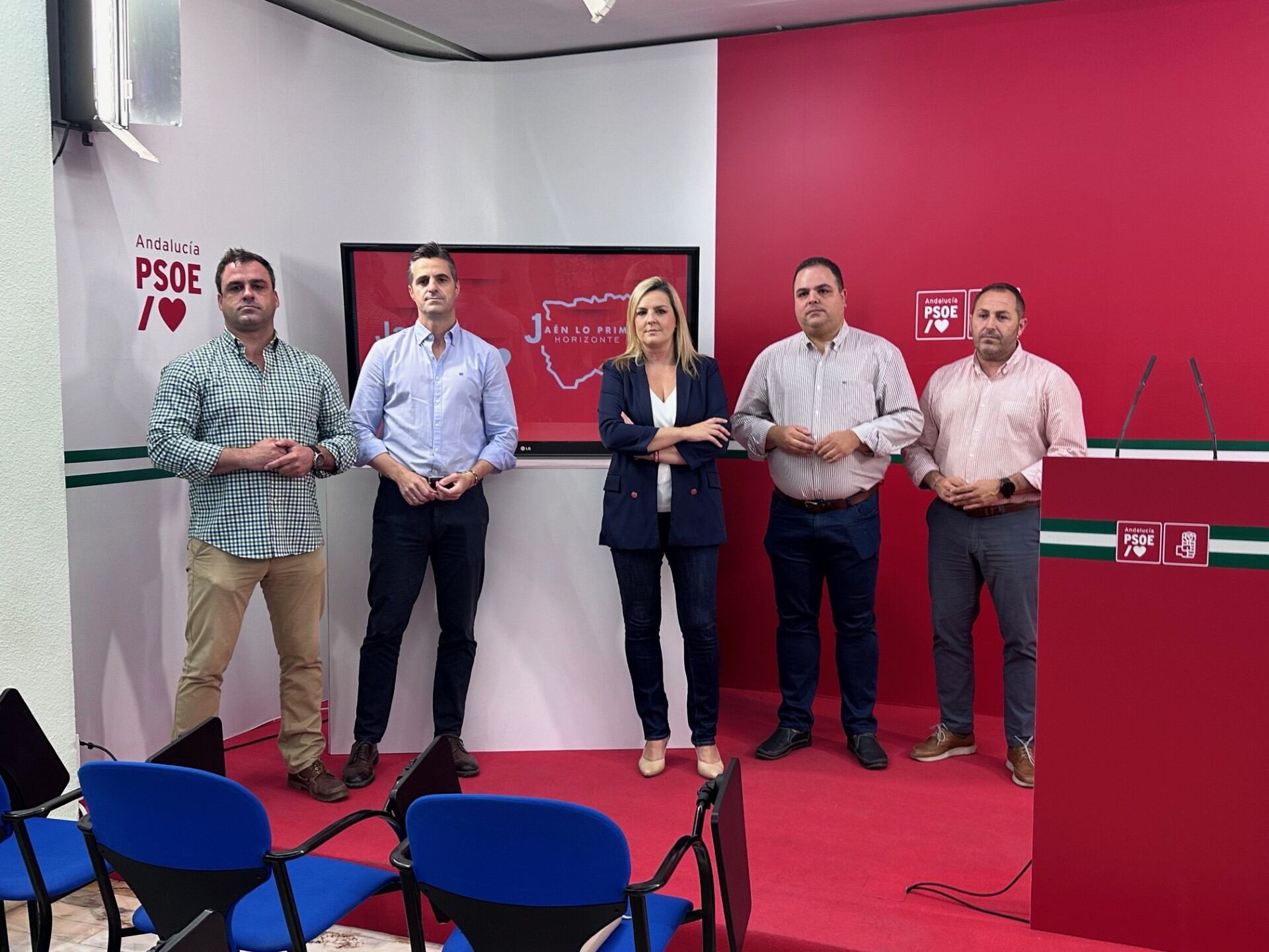 Alcaldes, representantes socialistas y el diputado provincial posan en la sede del PSOE de Jaén.