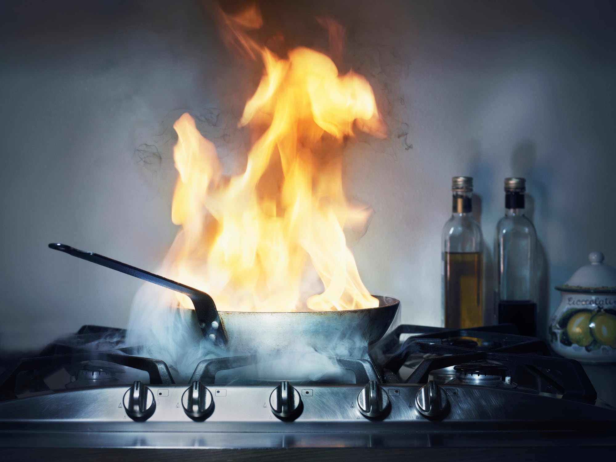 Una sartén, en una cocina, con llamaradas durante la cocción