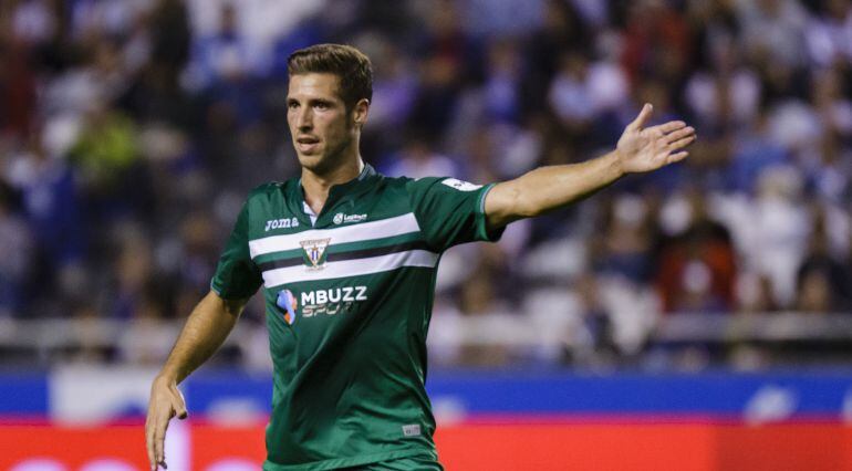 Rubén Pérez con la segunda camiseta del Leganés