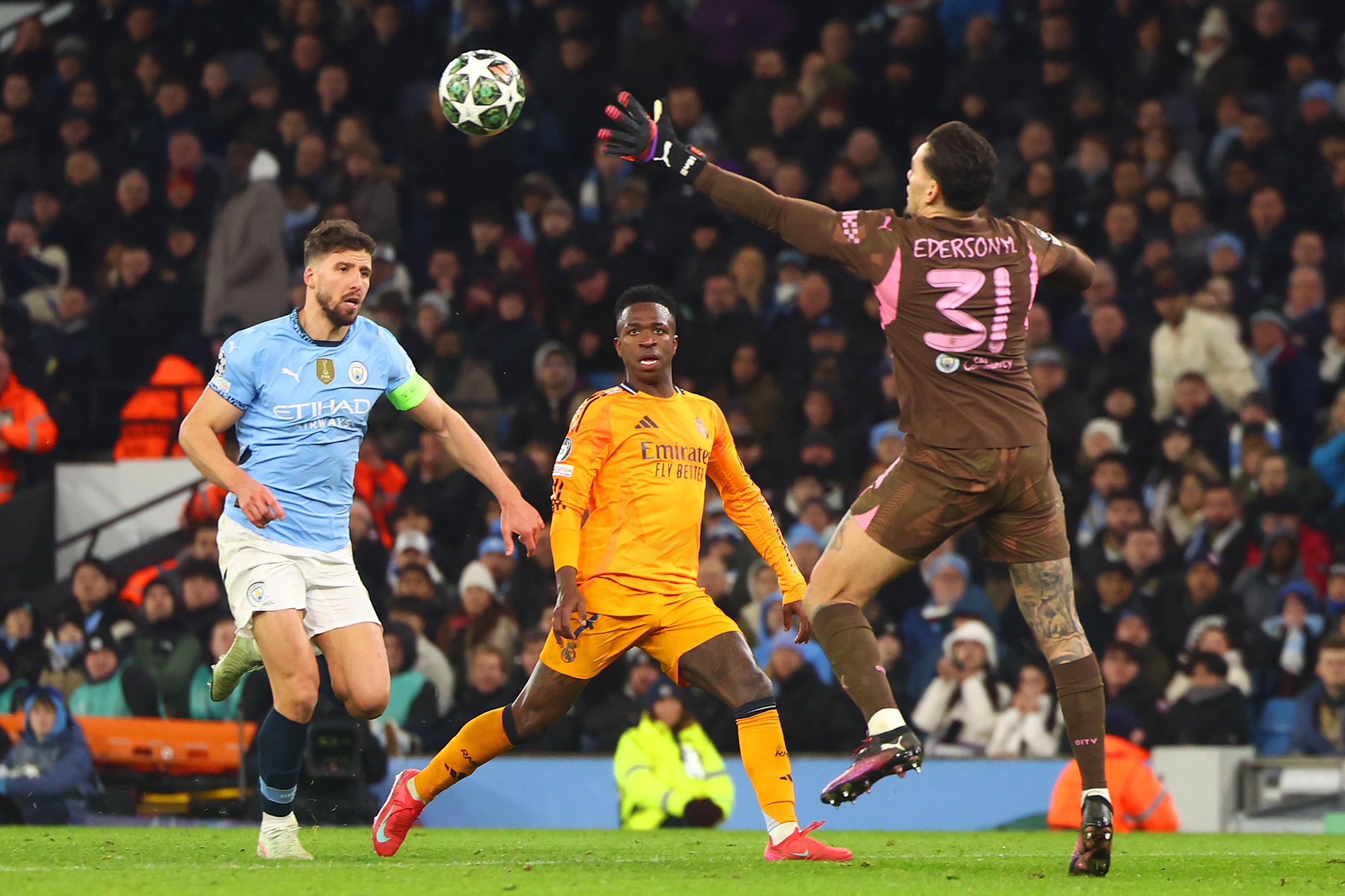 Vinicius Júnior supera a Ederson en el remate que acabó significando el 2-3 del City-Madrid