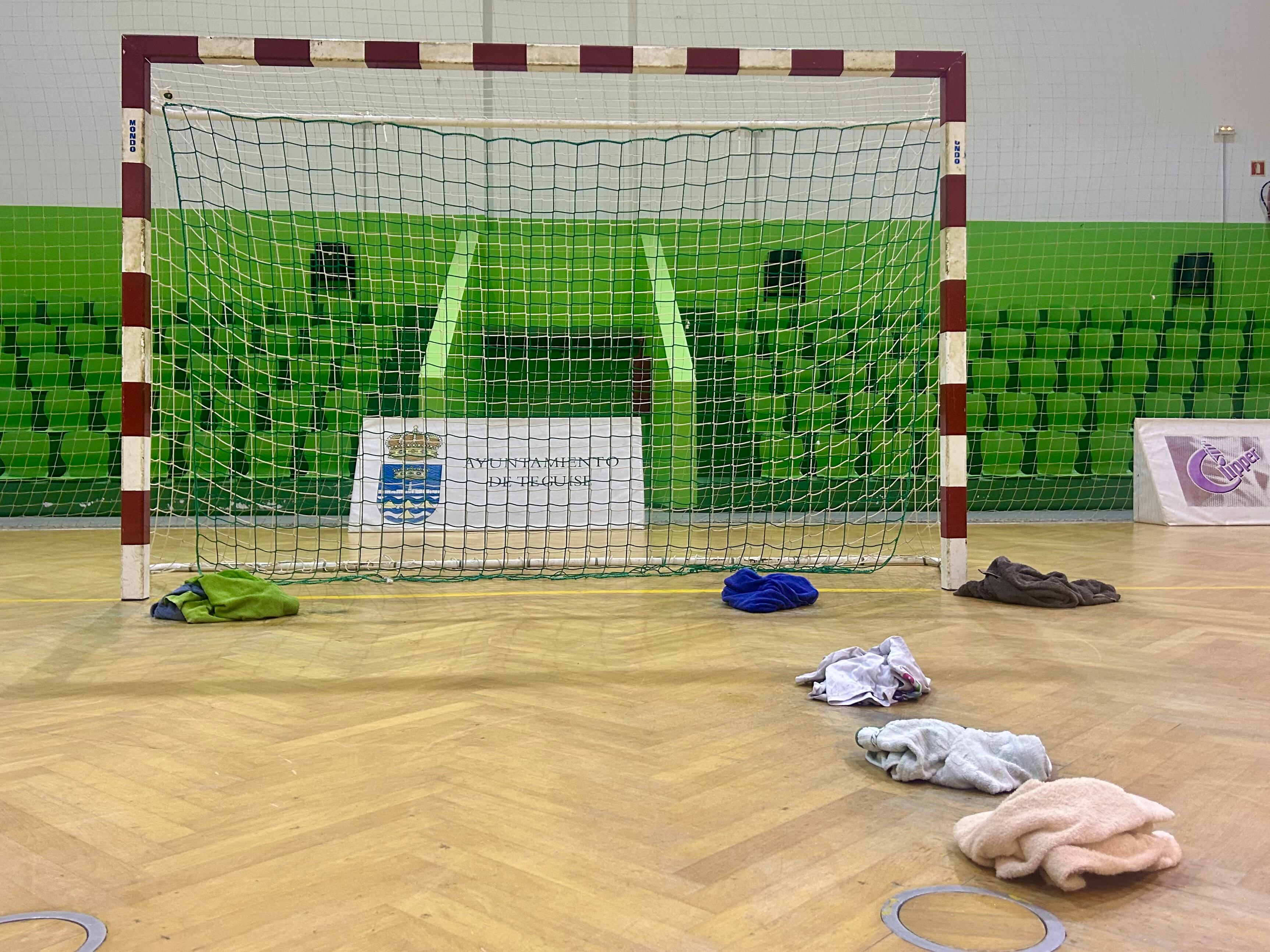 Toallas en el pabellón deportivo de Teguise.