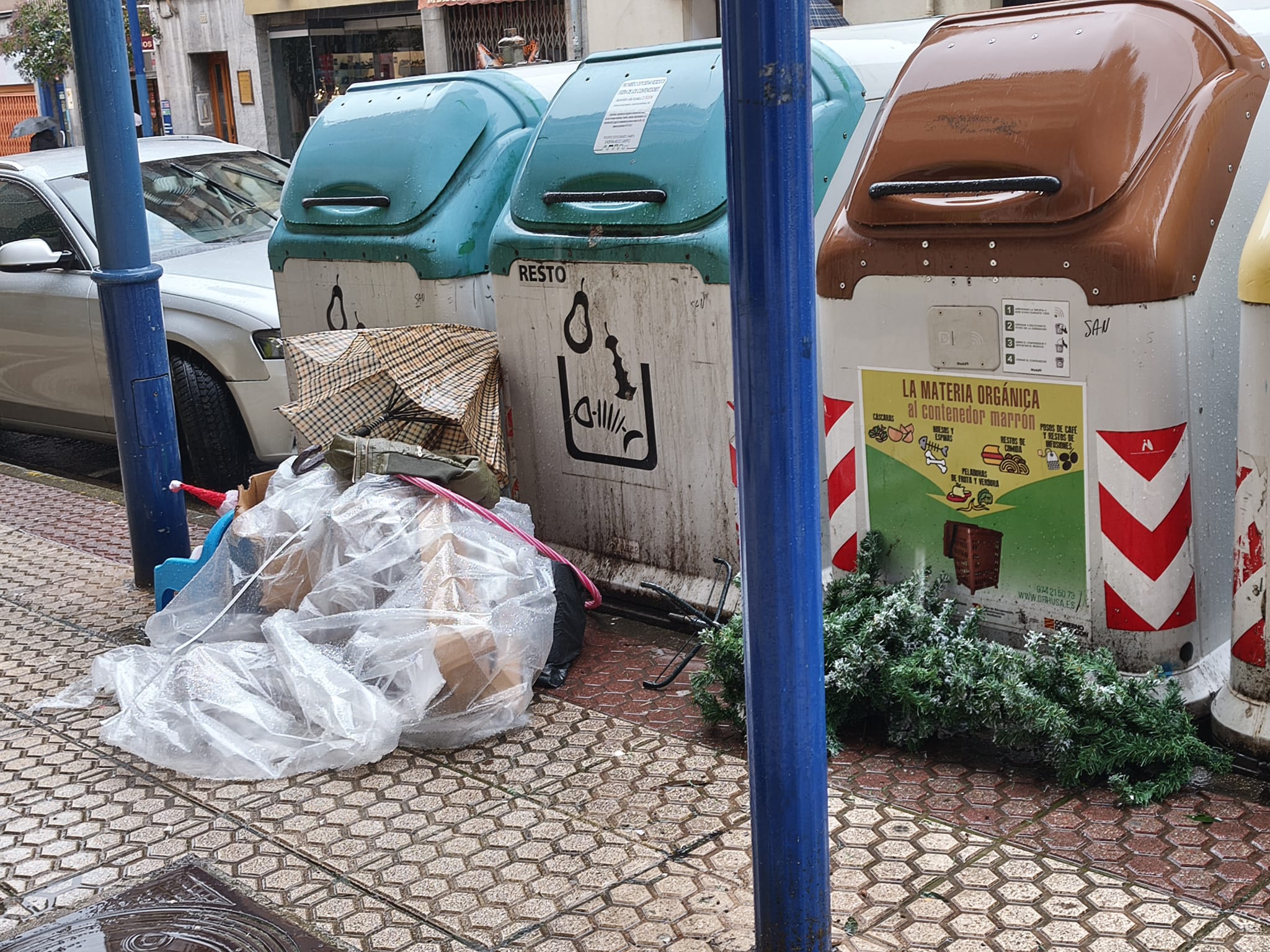 Cada vez que el servicio de limpieza debe realizar salidas extraordinarias para recoger residuos abandonados fuera de los contenedores, muebles o enseres voluminosos, los costes operativos anuales aumentan