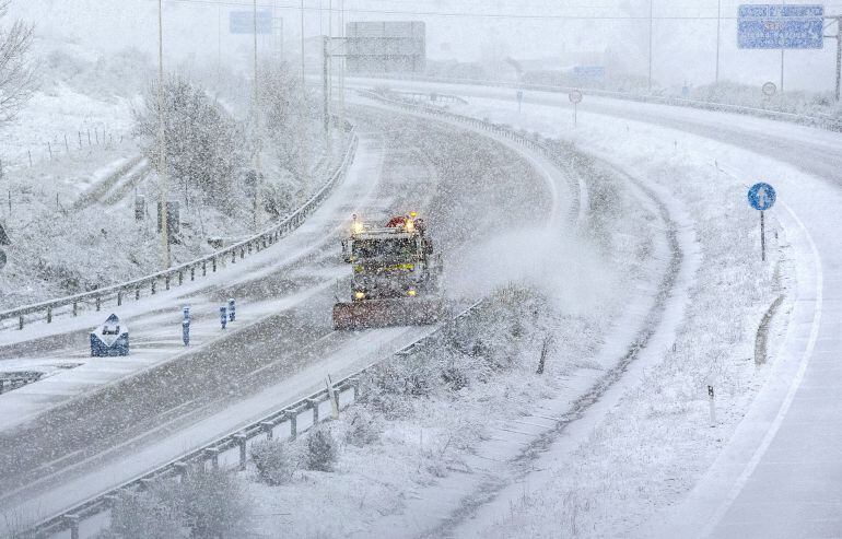 Un máquina quitanieves trabaja bajo una intensa nevada en la A-62 a la altura de Ciudad Rodrigo(Salamanca)