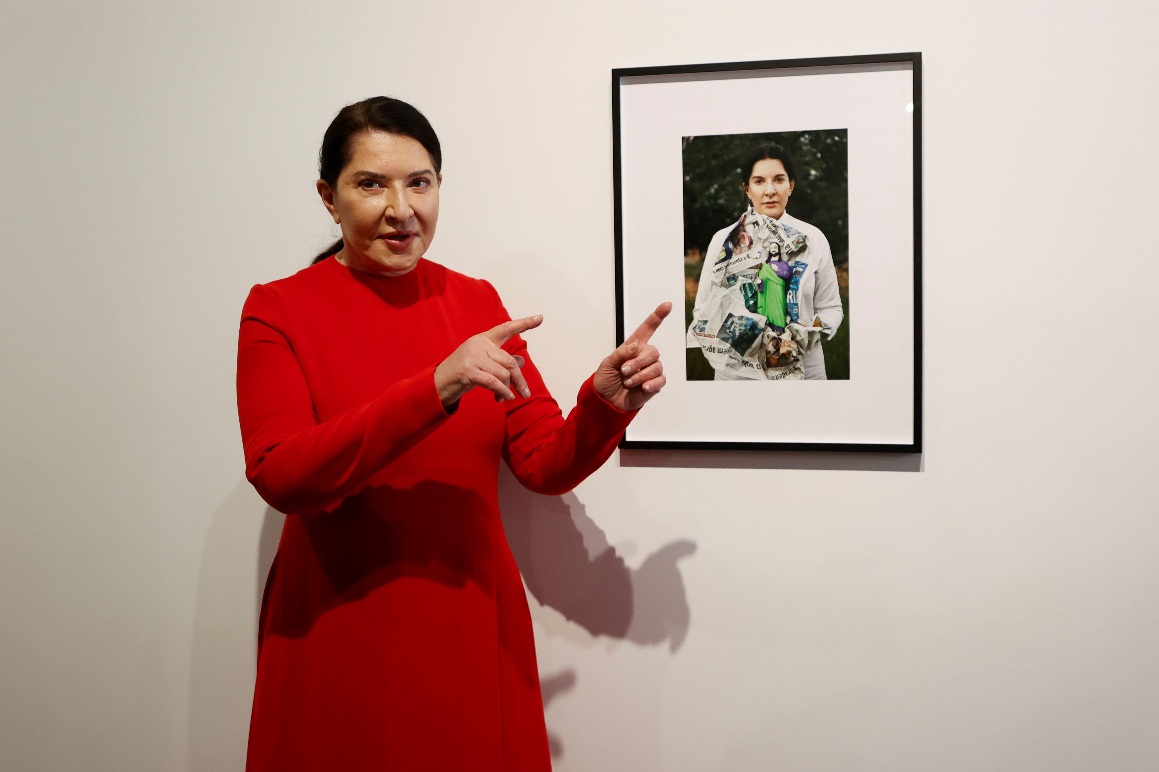 MADRID, 15/02/2022.- La artista serbia Marina Abramovic posa en Bernal Espacio en la Nave Sánchez-Ubiría en Madrid este martes. Pionera de la performance y una de las grandes artistas de su tiempo, Abramovic, última premio Princesa de Asturias de las Artes, trae a Madrid &quot;Portrait as Biography&quot;, su primera exposición en España en los últimos diez años, que reúne obras antiguas y actuales. EFE/ Javier Lizon
