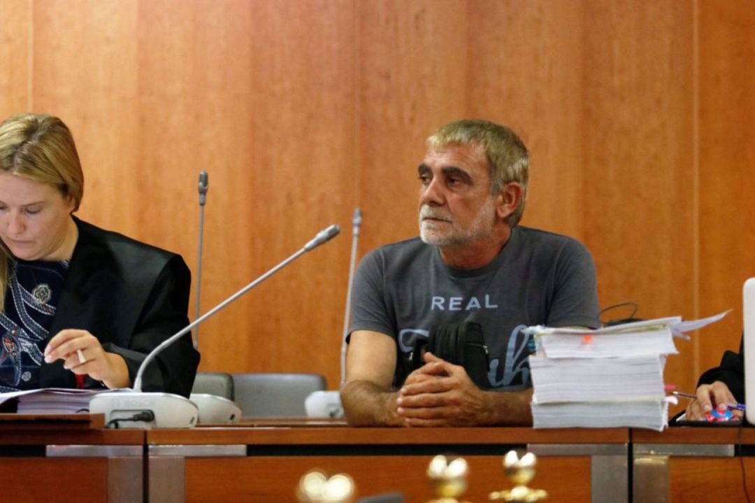 Manuel Alonso (camiseta verde), en el juicio por el homicidio de la mujer Lucía Garrido, que fue hallada sin vida en 2008 en la finca en la que residía de Alhaurín de la Torre