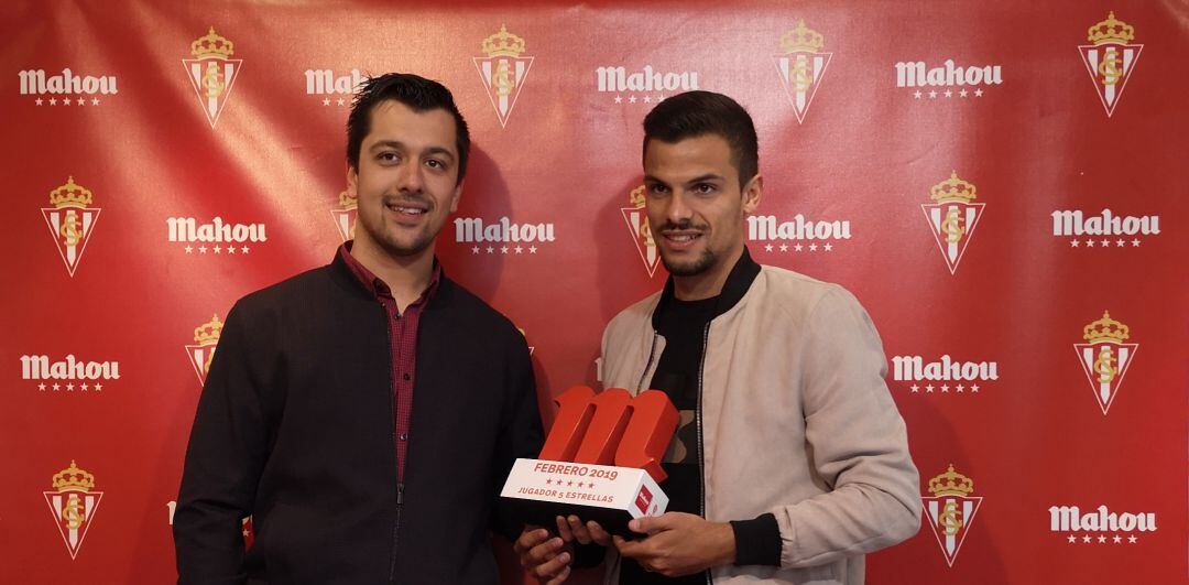 Geraldes recoge su trofeo como mejor jugador del Sporting del mes de febrero.