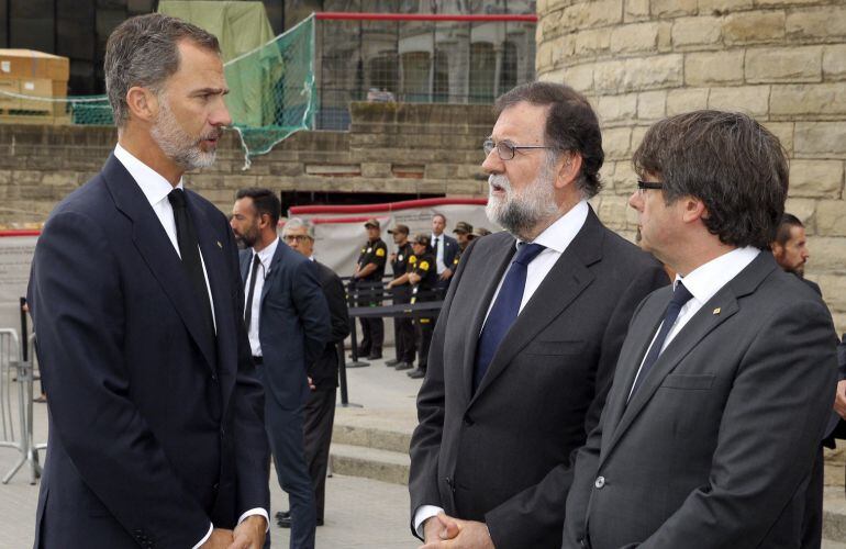 El Rey de Felipe VI hablando con el presidente del Gobierno, Mariano Rajoy y el presidente de la Generalitat de Cataluña, Carles Puigdemont