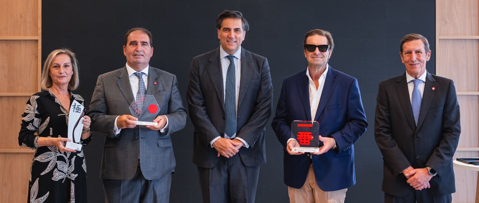 Rosario Nimo Maldonado, Ramón Nimo Maldonado, Miguel Carsi, José Luis Nimo Maldonado y Joaquín Meseguer con los tres premios recibidos