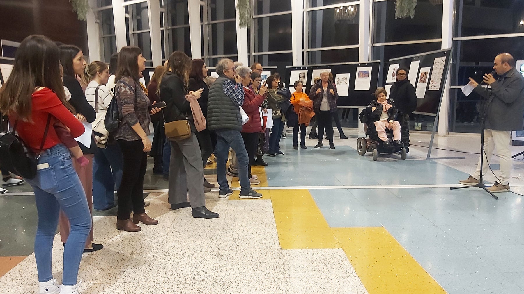 Un instant de la inauguració de l&#039;exposició amb la presentació feta per Francesc Gisbert