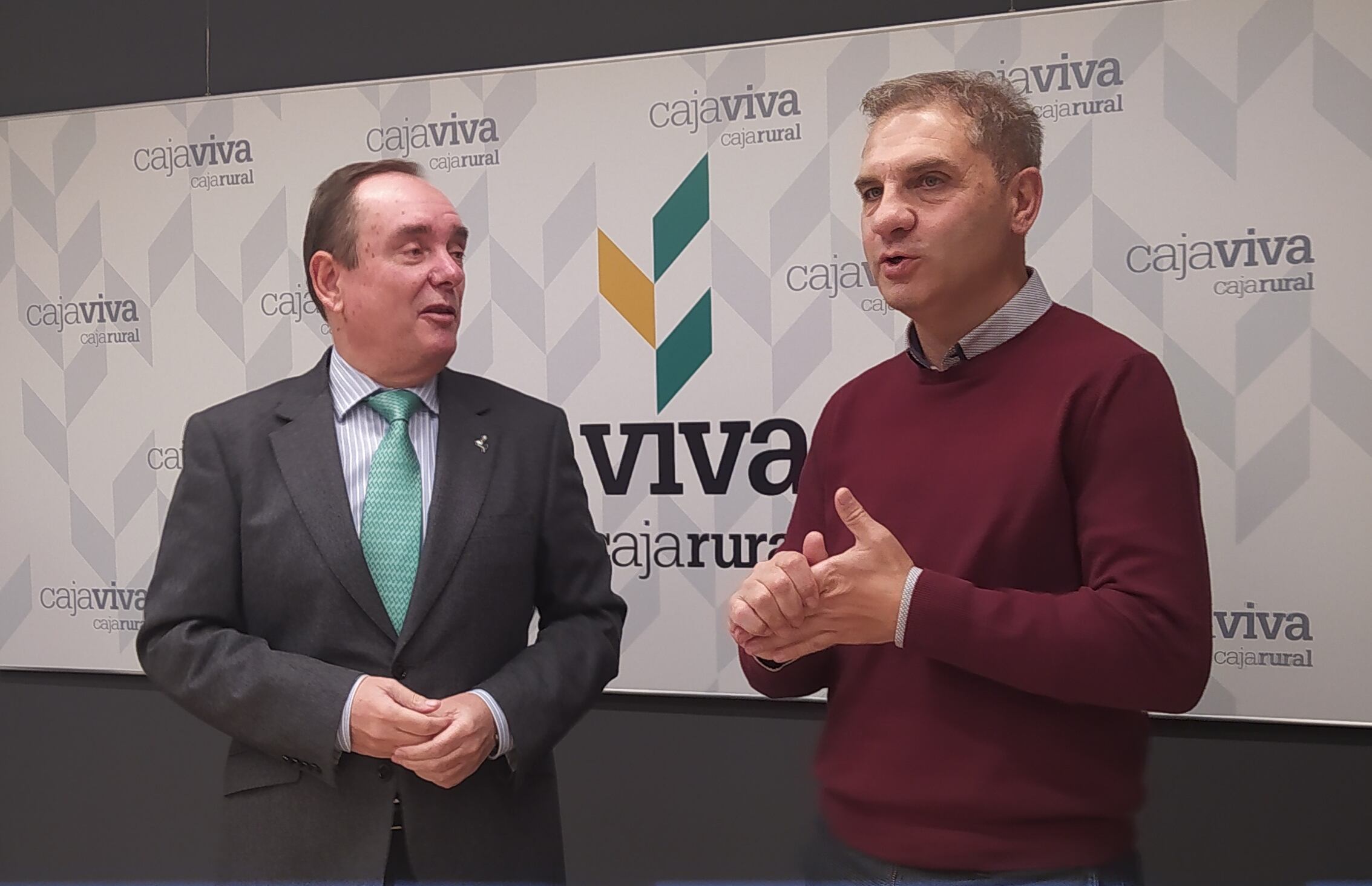 El director general de Caja Viva, Ramón Sobremonte (izda) y Roberto Lozano, presidente de Fundación Oxígeno