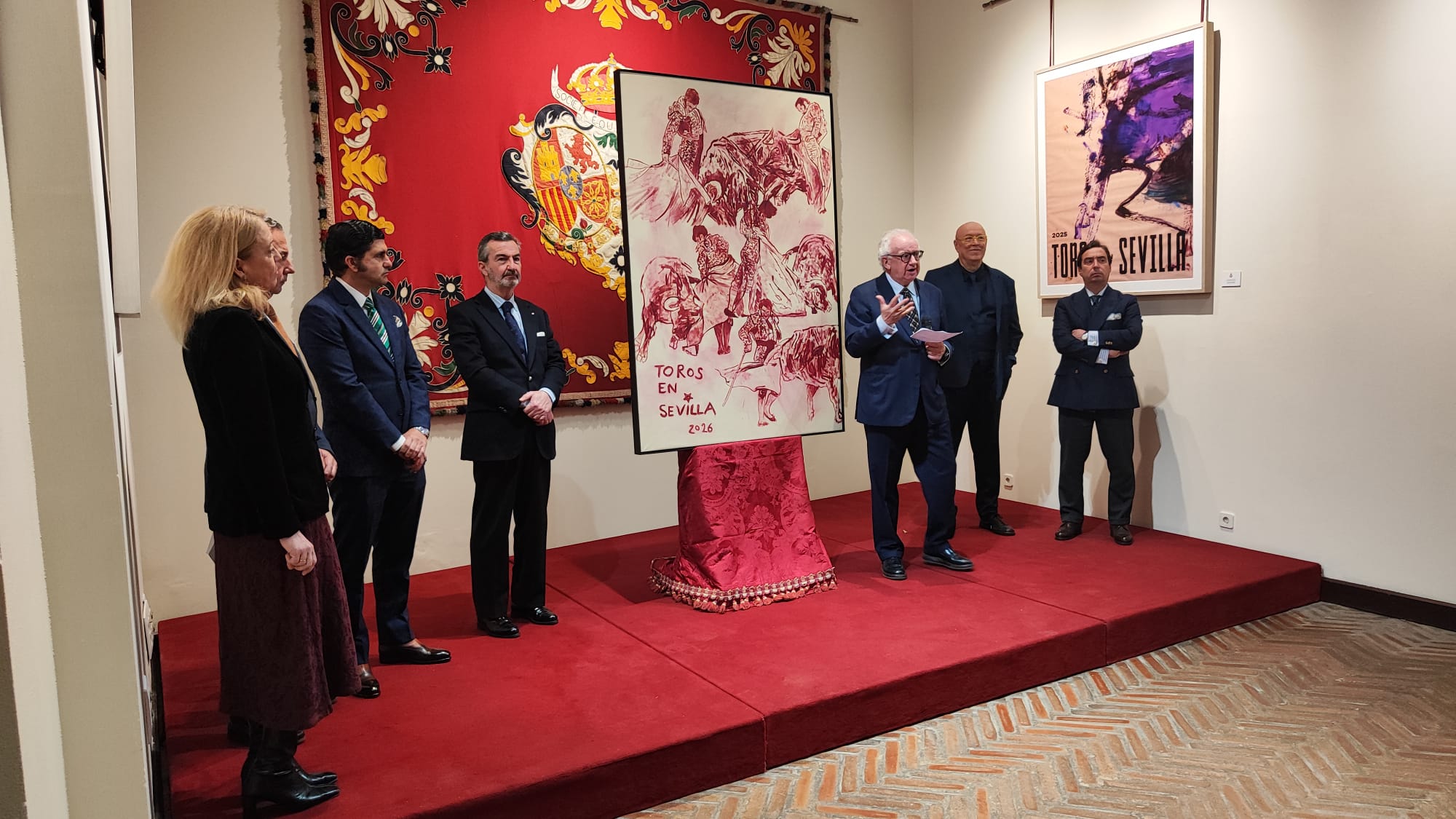 Foto de familia en la presentación del cartel pictórico para la temporada taurina 2026 en la Real Maestranza