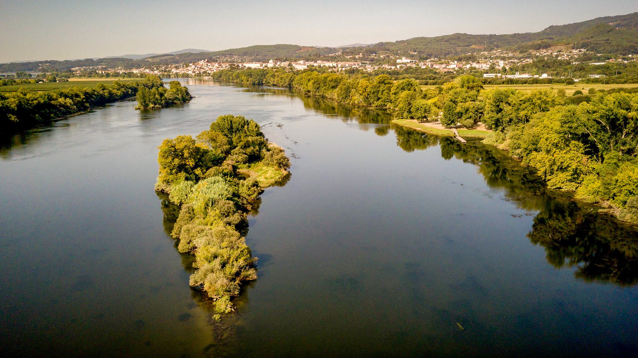 El Río Miño entre las localidades de Tui y Salvaterra