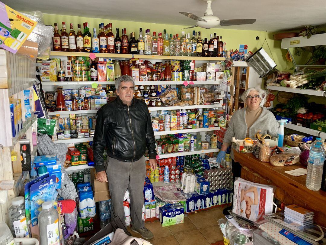 Mercedes y José en su pequeña tienda de alimentación y droguería de Totalán (Málaga)