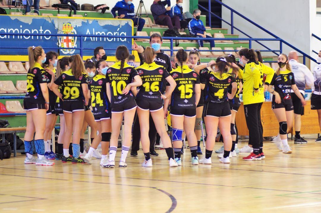 Las jugadoras almerienses recibiendo instrucciones.