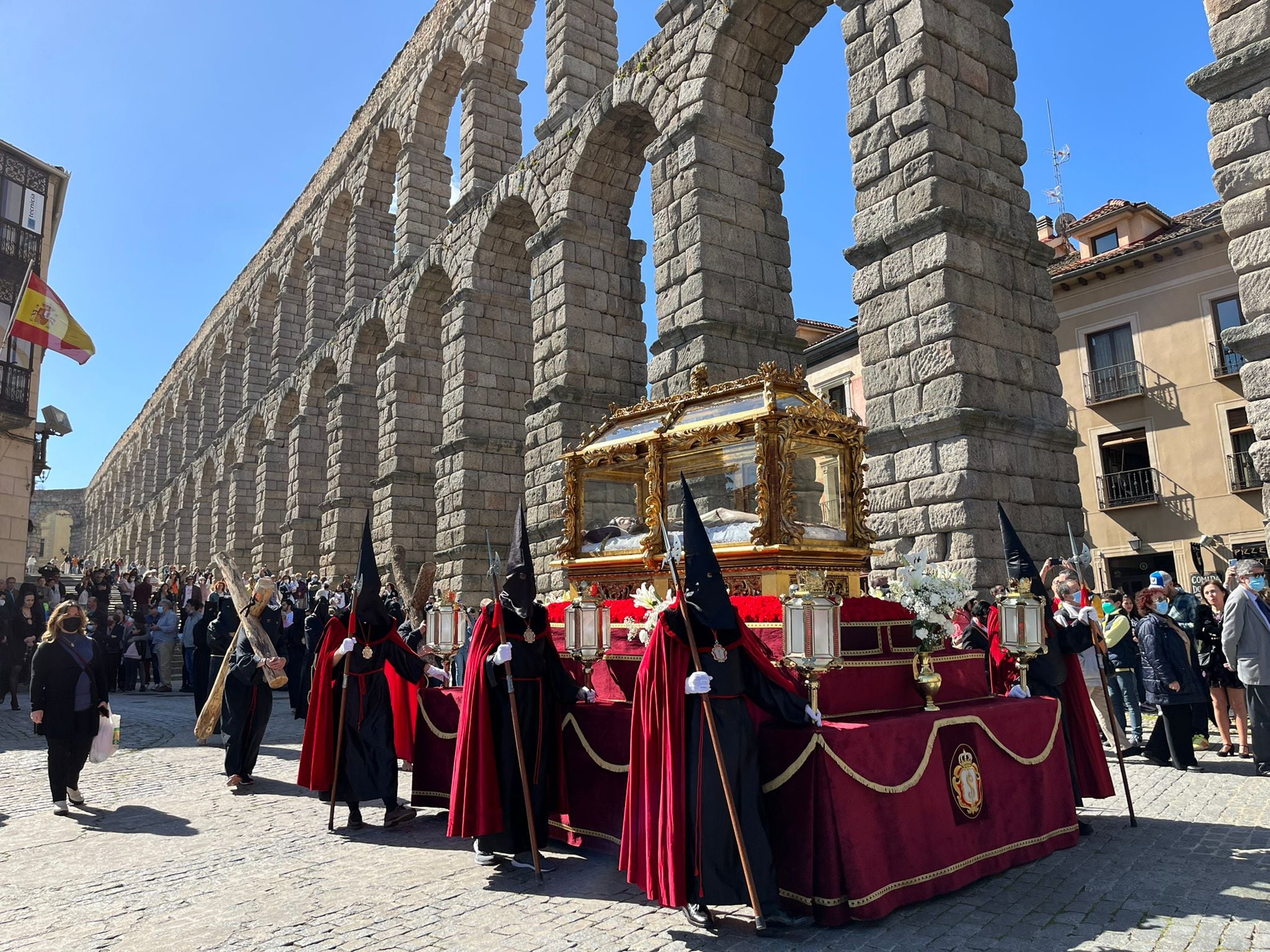 Momento de la Procesión del Cristo de los Gascones en su ascenso a la S.I. Catedral a su paso por el Acueducto
