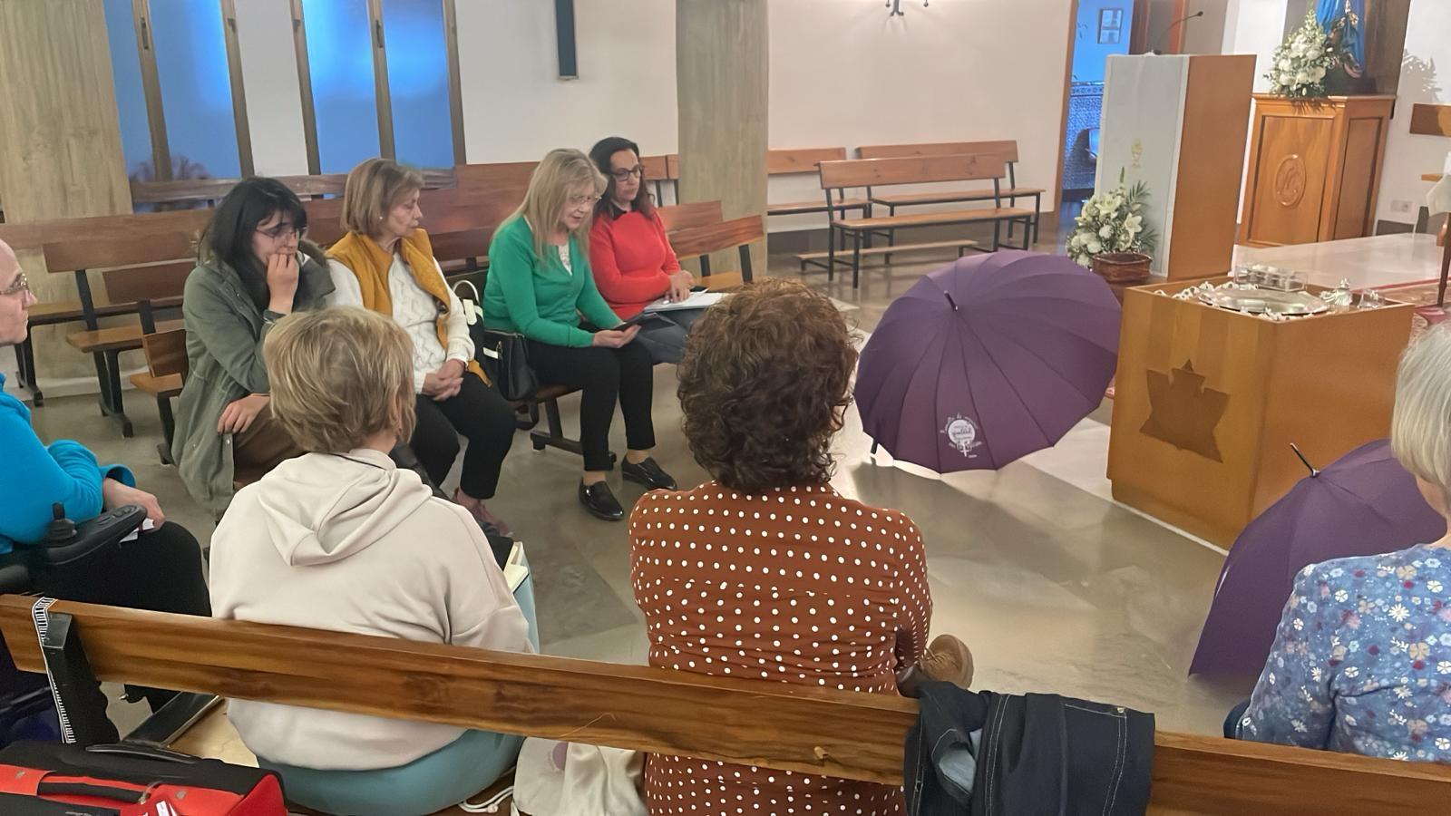 Mujeres reunidas en la Iglesia de San Juan Bosco de Jaén.