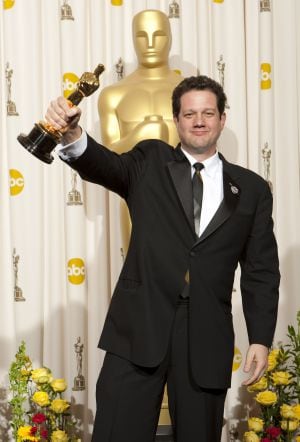 Michael Giacchino con el Oscar que ganó por &quot;Up&quot;