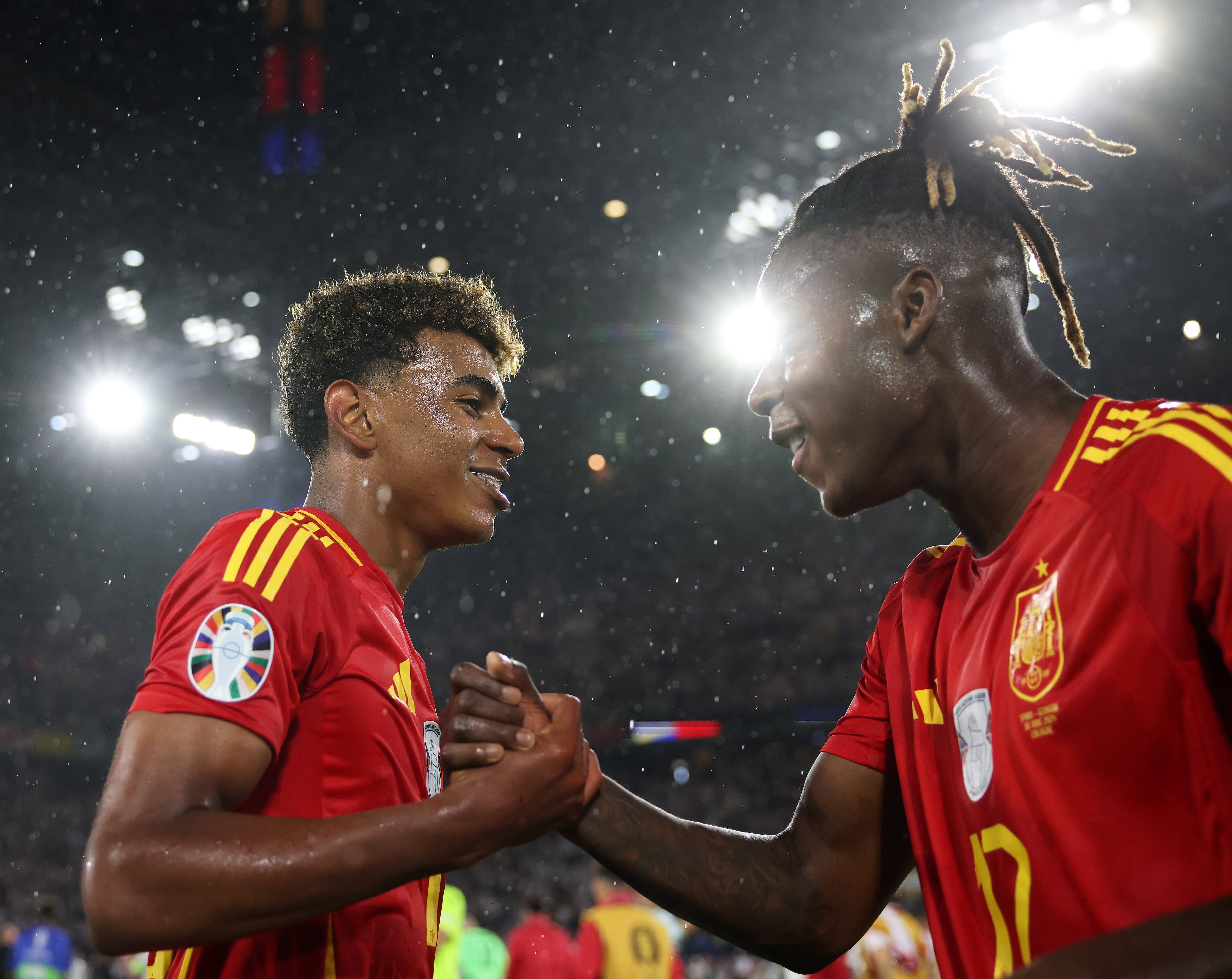 Nico Williams y Lamine Yamal se saludan durante el España - Georgia de los octavos de la Eurocopa