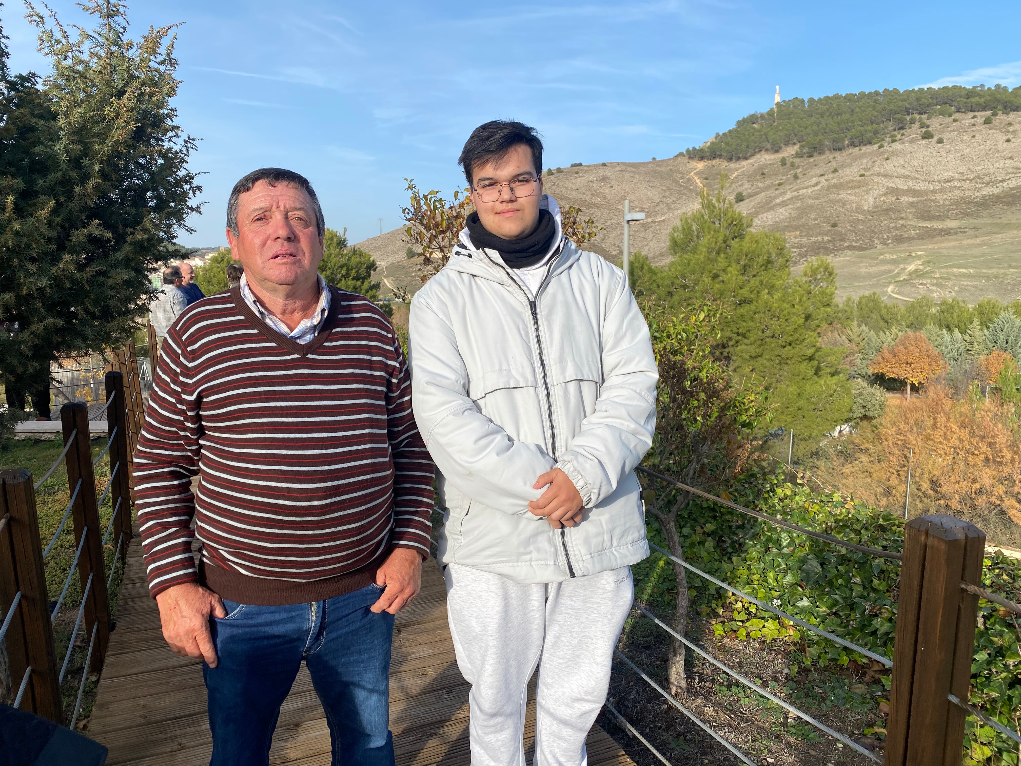 Luis Andrés Polo, ganadero de Tinajas (Cuenca), y su sobrino Daniel Perales.