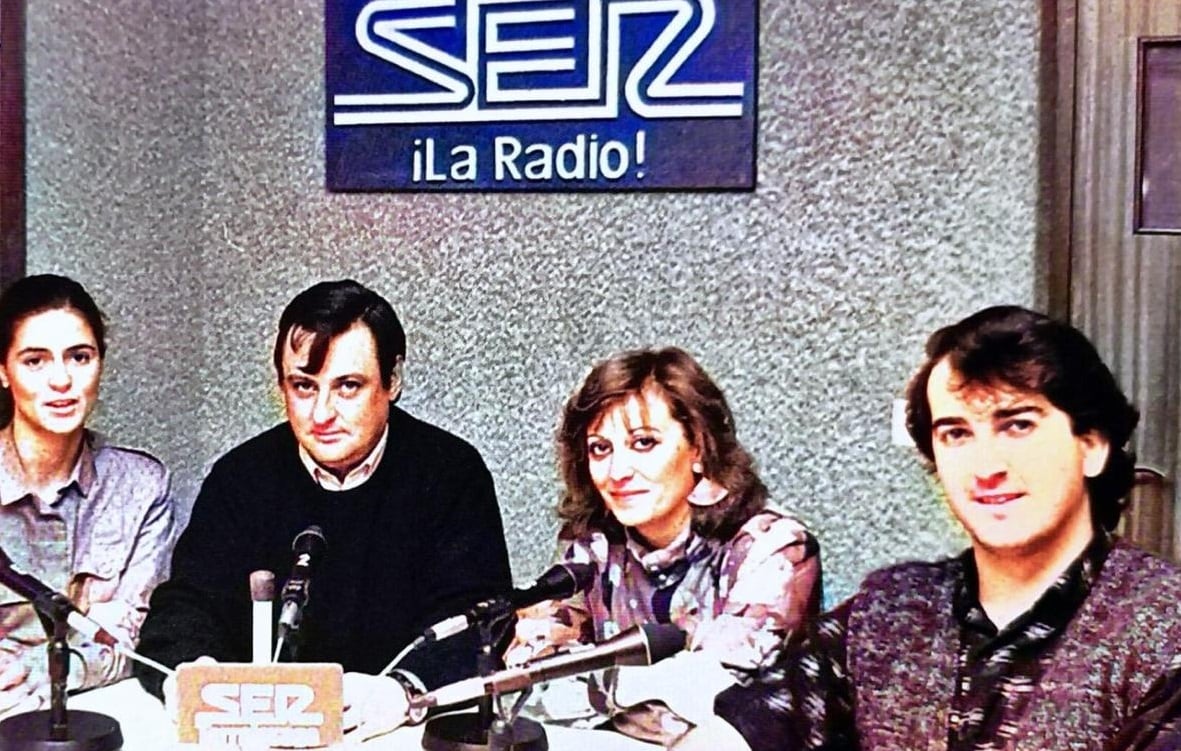 Manolo Pelayo, en el centro, junto a parte del equipo inicial de SER Torrelavega.
