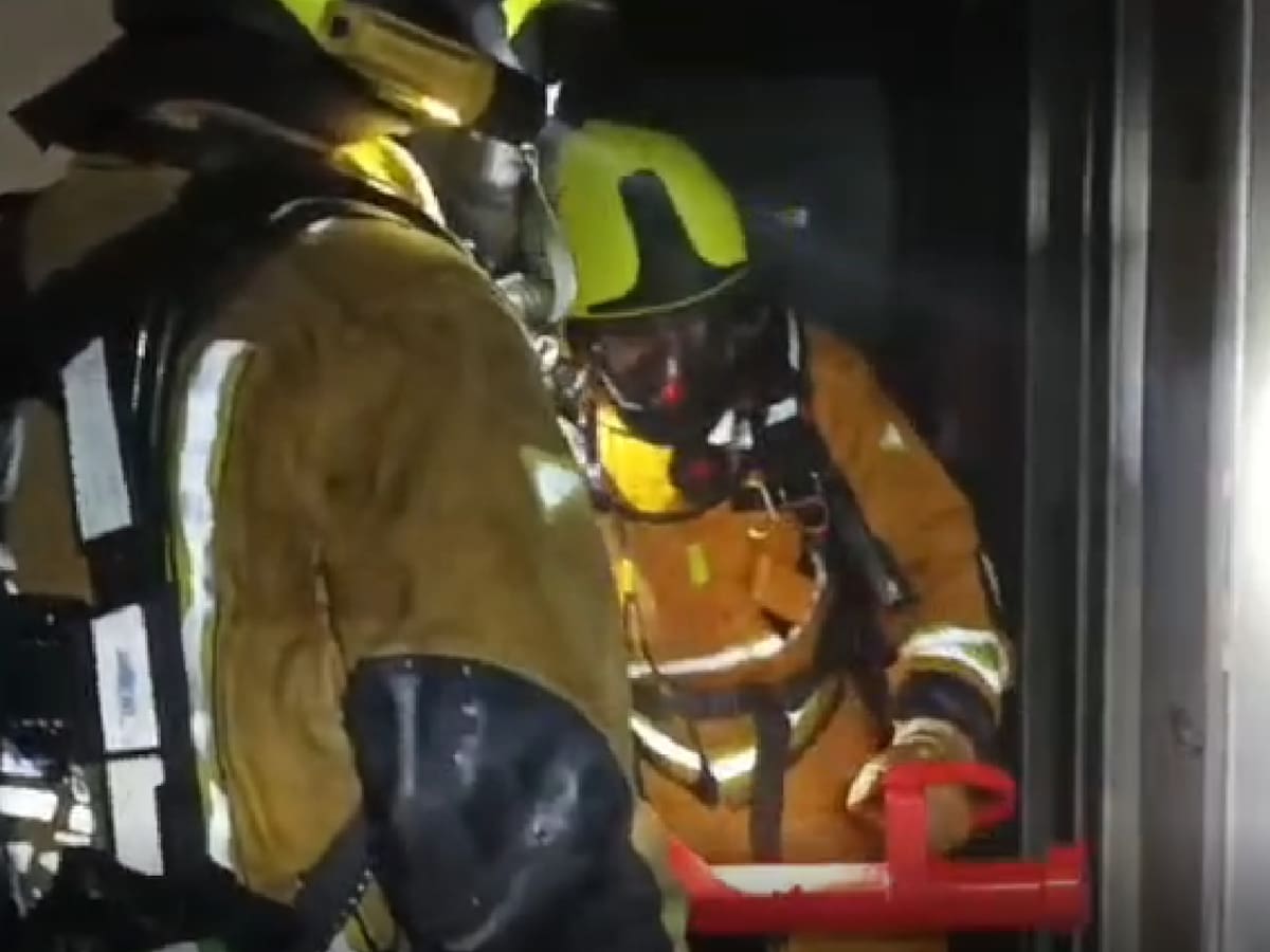 El incendio en un hostal de El Altet en Elche obliga a rescatar a varios huéspedes de madrugada