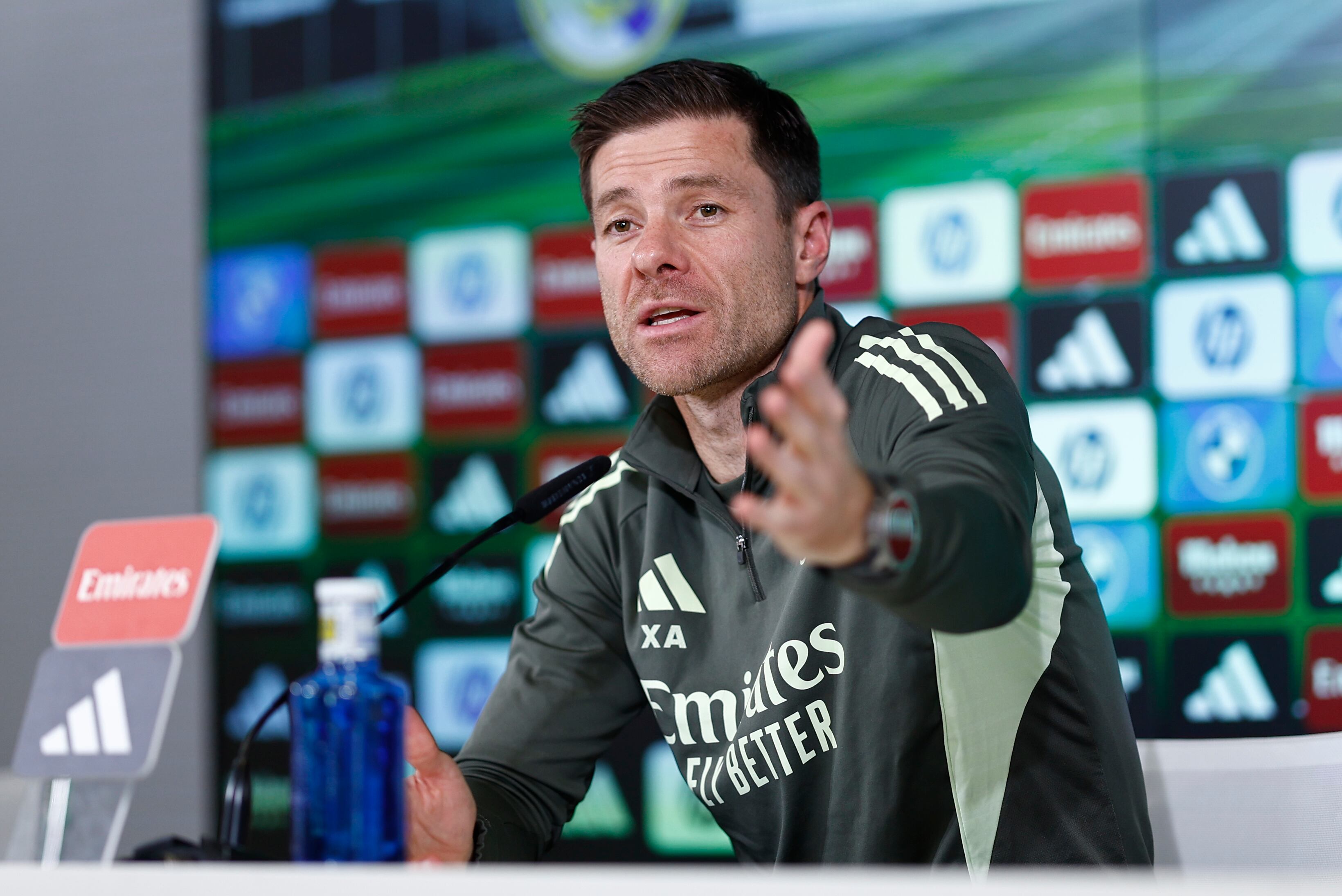 Imagen de archivo de Xabi Alonso, entrenador del Real Madrid, en rueda de prensa