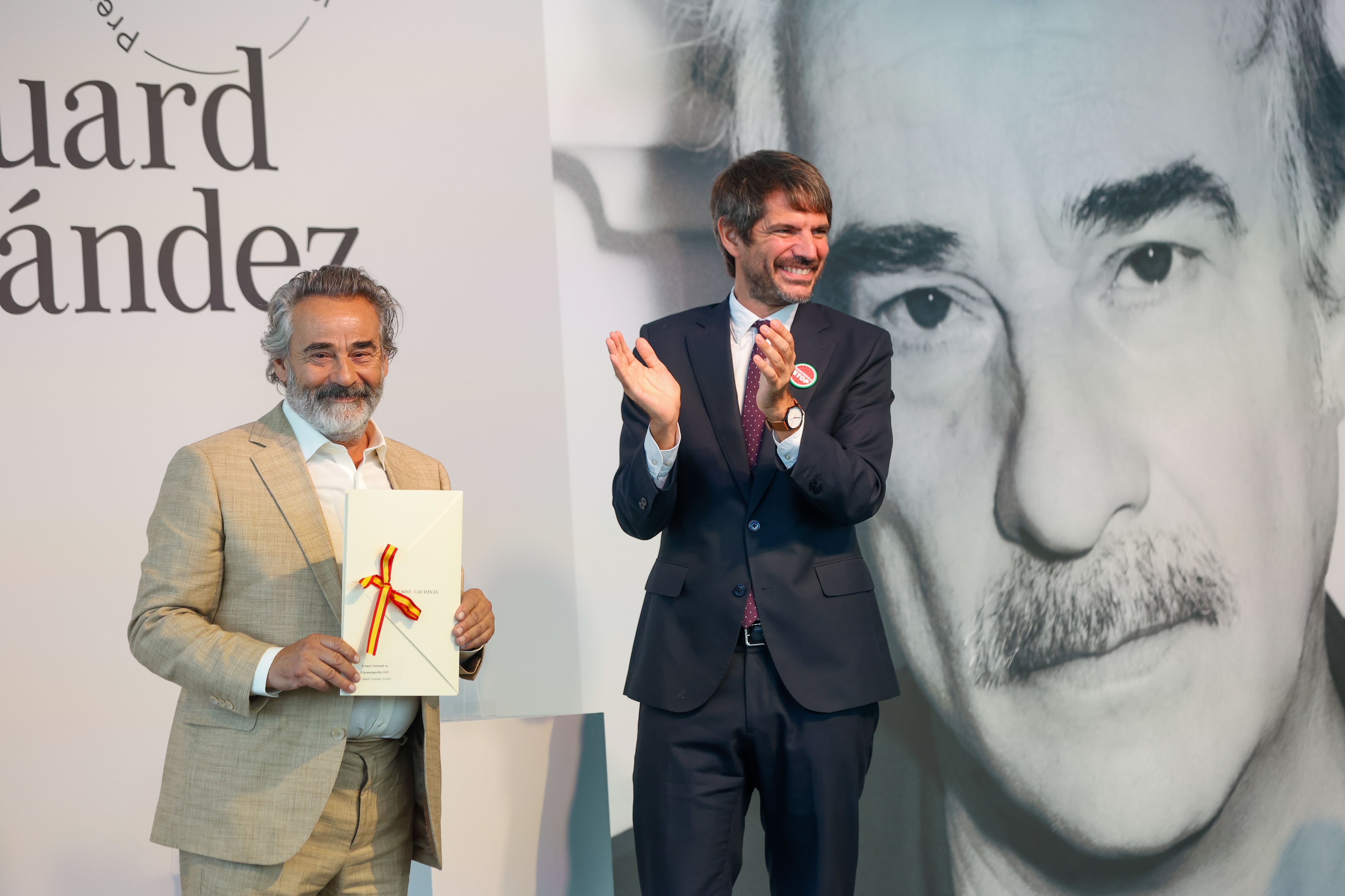 El ministro de Cultura, Ernest Urtasun (d) hace entrega del Premio Nacional de Cinematografía 2025 al actor Eduard Fernández (i) durante un acto celebrado en la Tabakalera de San Sebastián este sábado.