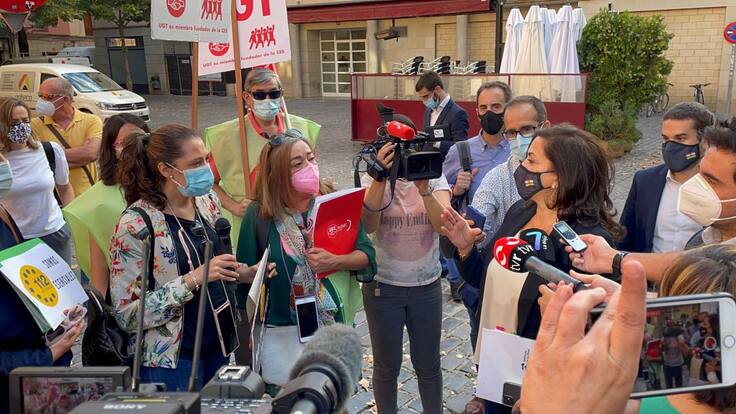 La plantilla del SOS RIOJA denuncia su situación delante del Parlamento
