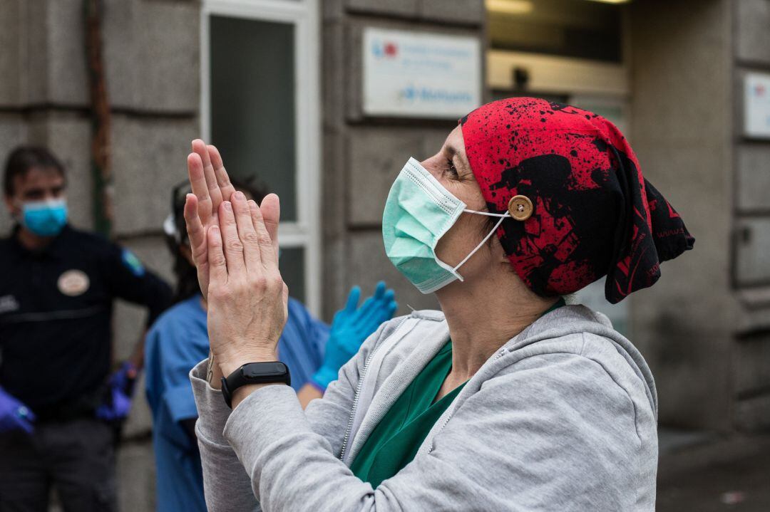 Una sanitaria agradece el apoyo durante el homenaje a los sanitarios en el Hospital de la Princesa durante la pandemia de Covid-19 en Abril 19, 2020 in Madrid, España