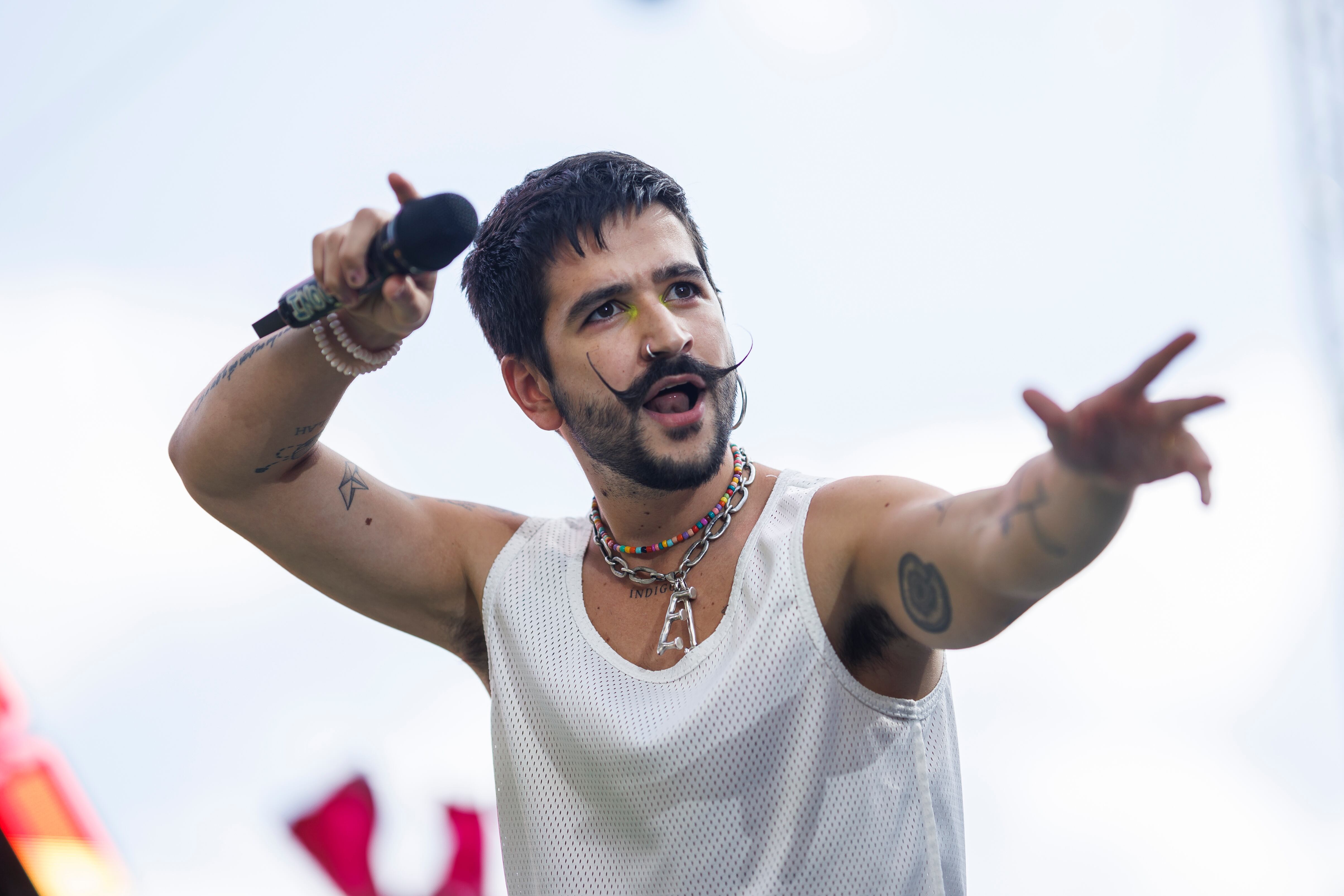 El músico colombiano Camilo durante su concierto en la puerta de Alcala en Madrid.