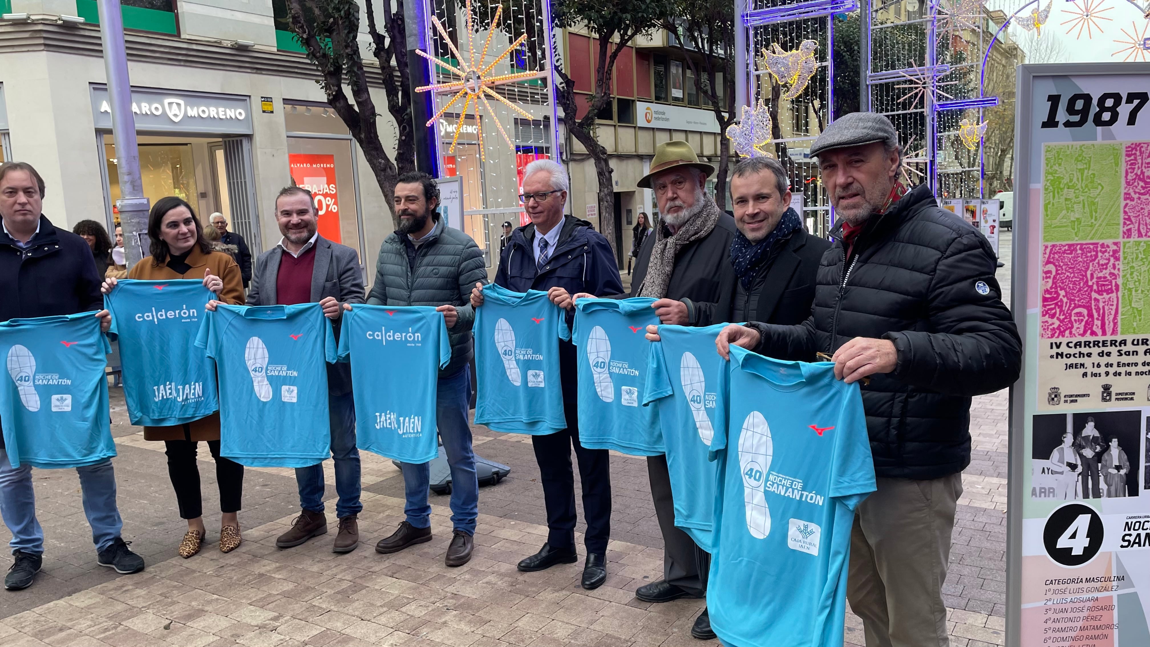 La autoridades municipales junto con Emilio Arroyo, alcalde en 1984 año de la creación de la San Antón junto a José Montane, primer organizador de esta prueba deportiva