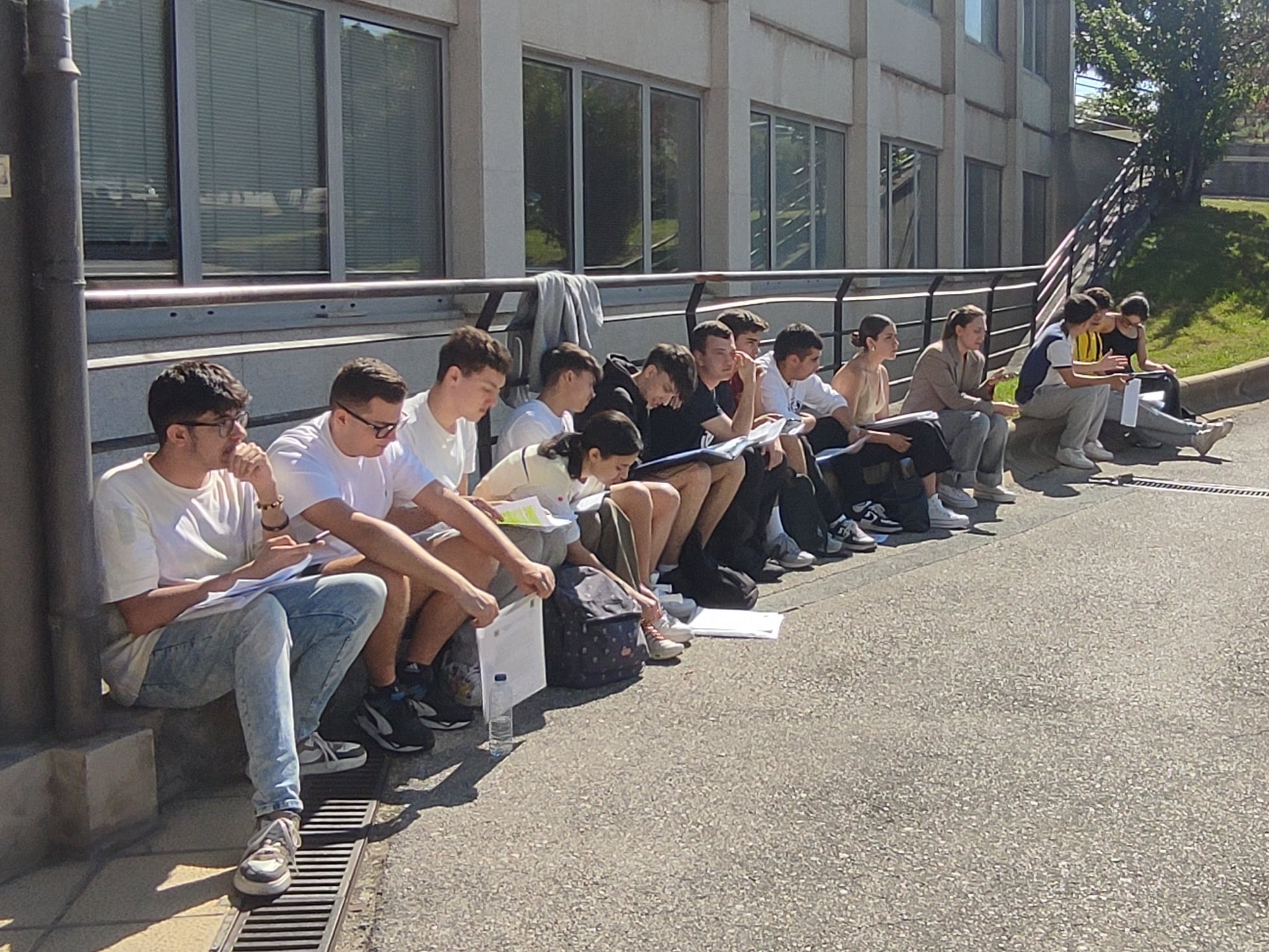 Alumnos frente al edificio central del campus de Ponferrada esperando para entrar a las pruebas