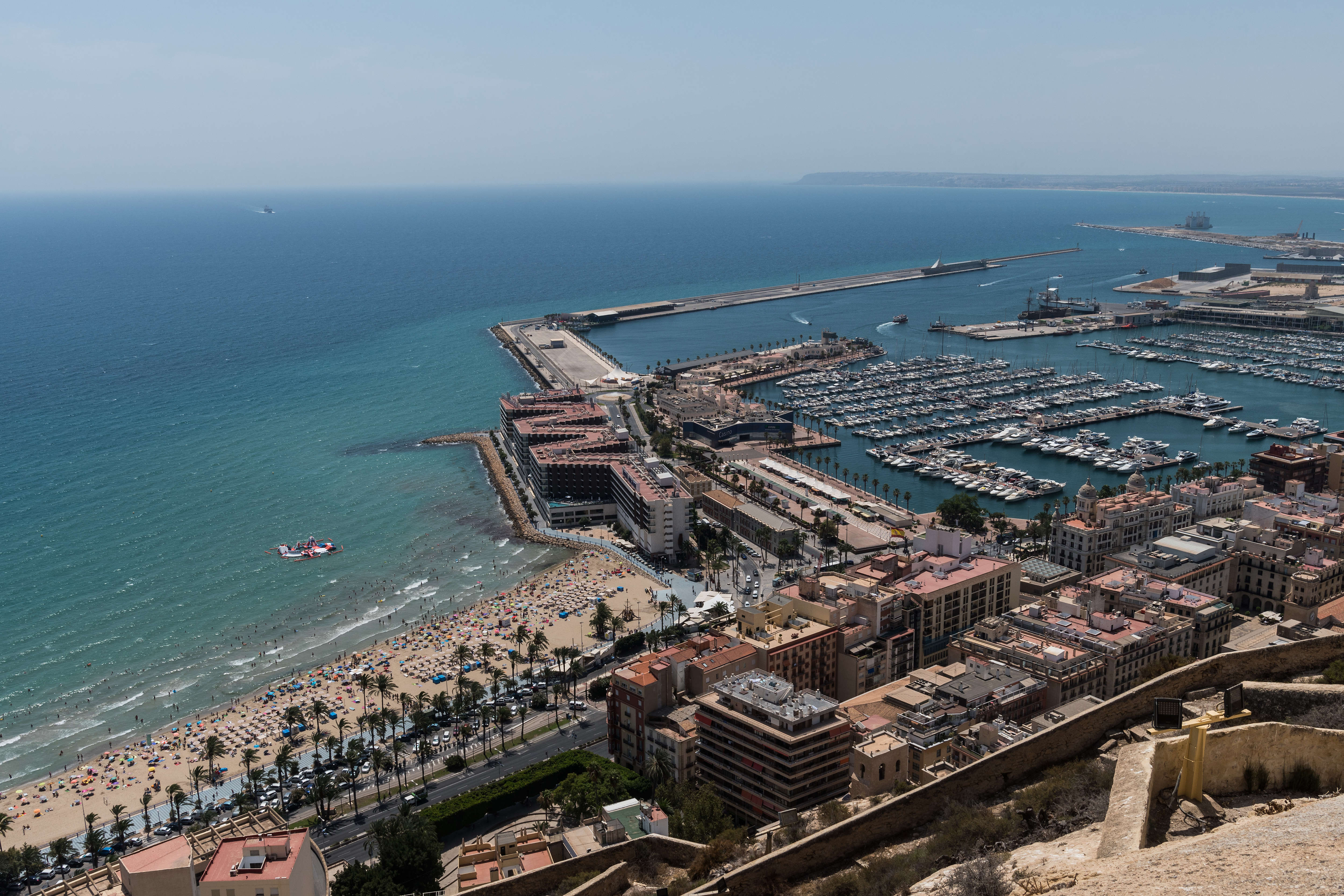 Imagen del puerto, de la playa del Postiguet y del Meliá