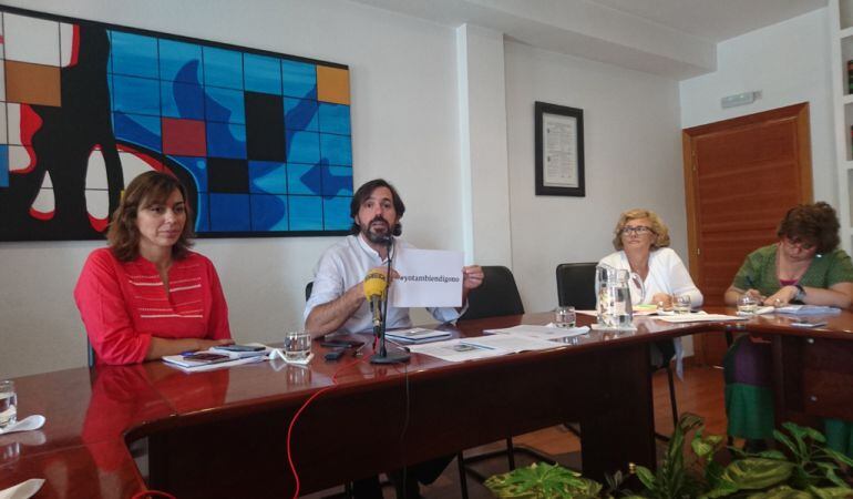 El alcalde de Valdemoro con el cartel de rechazo a la violencia de género