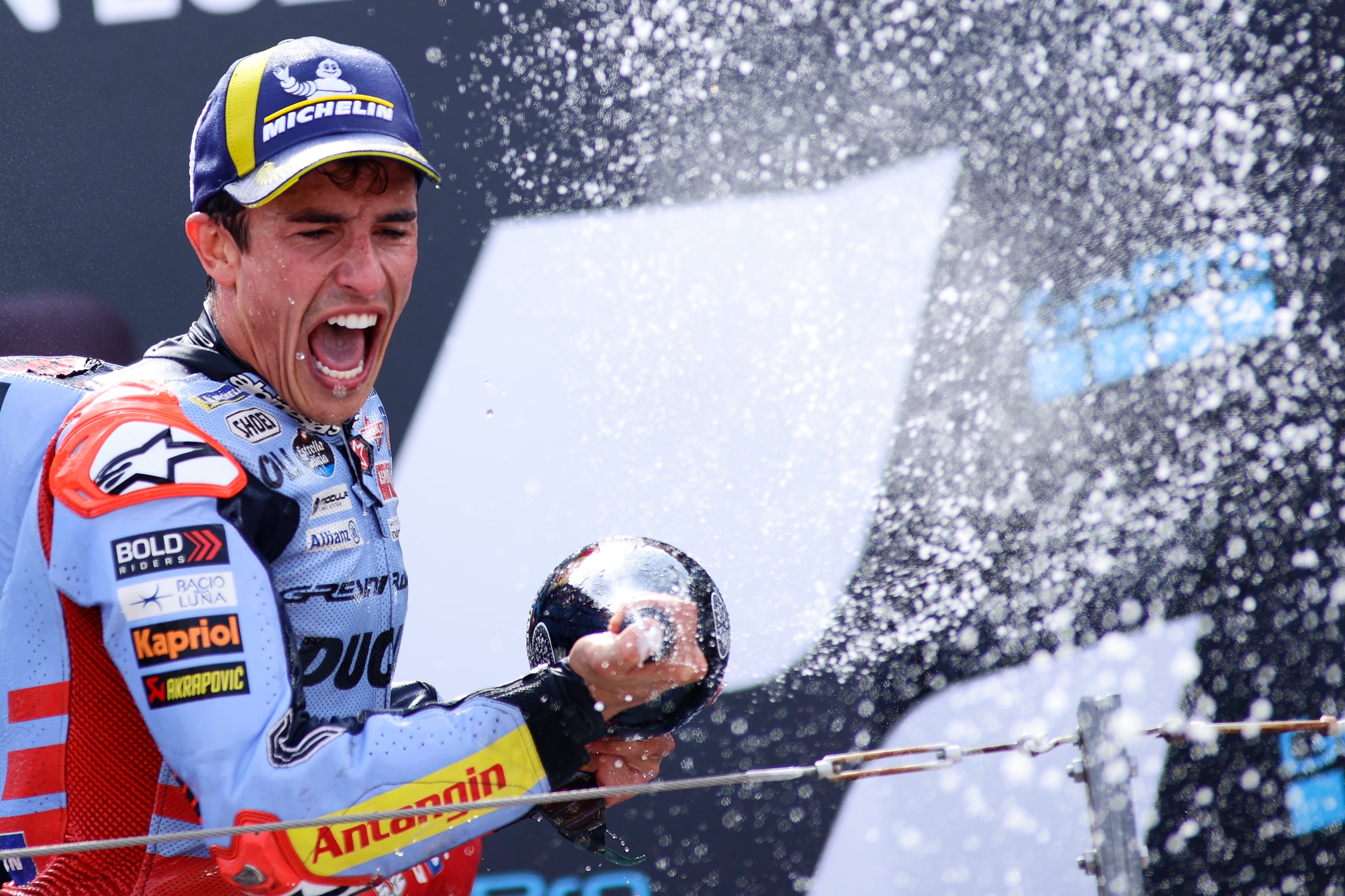 Marc Márquez celebrando con champagne su victoria