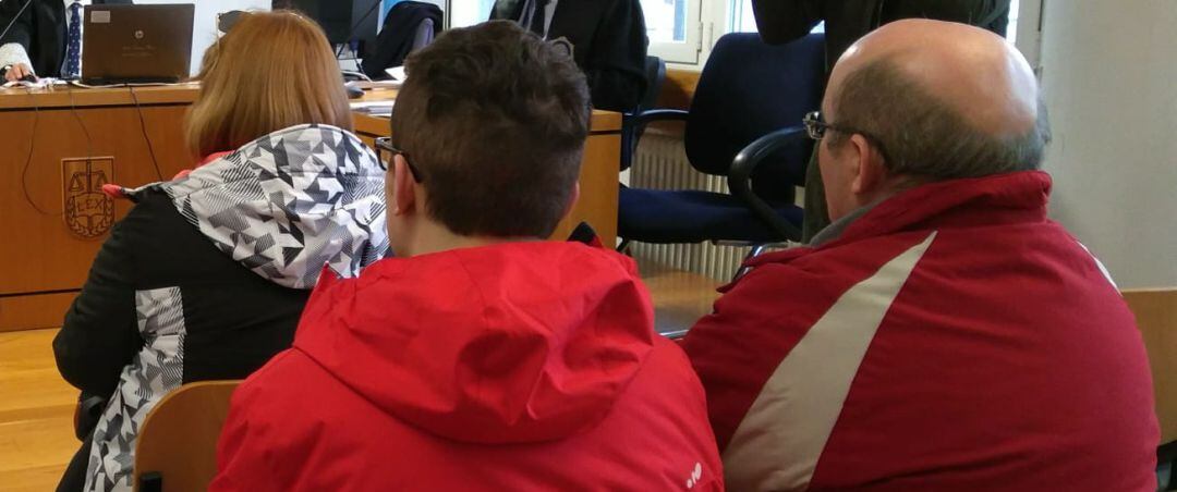 Juicio por el informe del diagnóstico de un joven sin iris