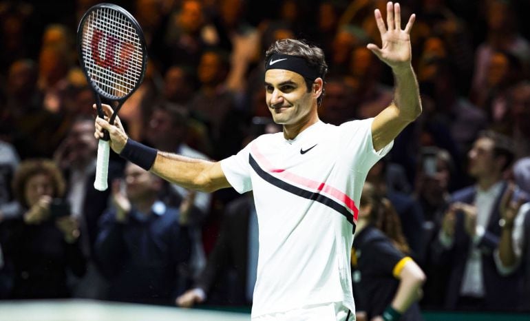 Roger Federer celebra su triunfo en Rotterdam, donde ha vuelto al número 1 de la ATP.