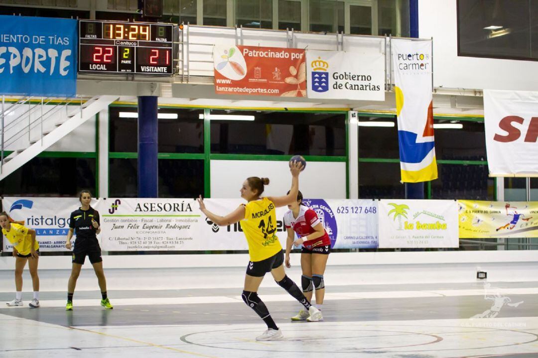 La tiñosera Eva Morales lanzando a portería.