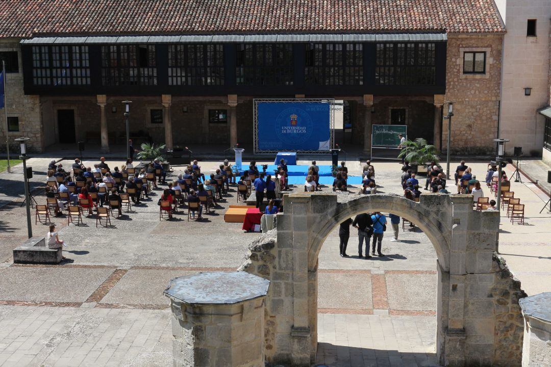 Homenaje de la UBU a los sanitarios en el Patio de Comendadores