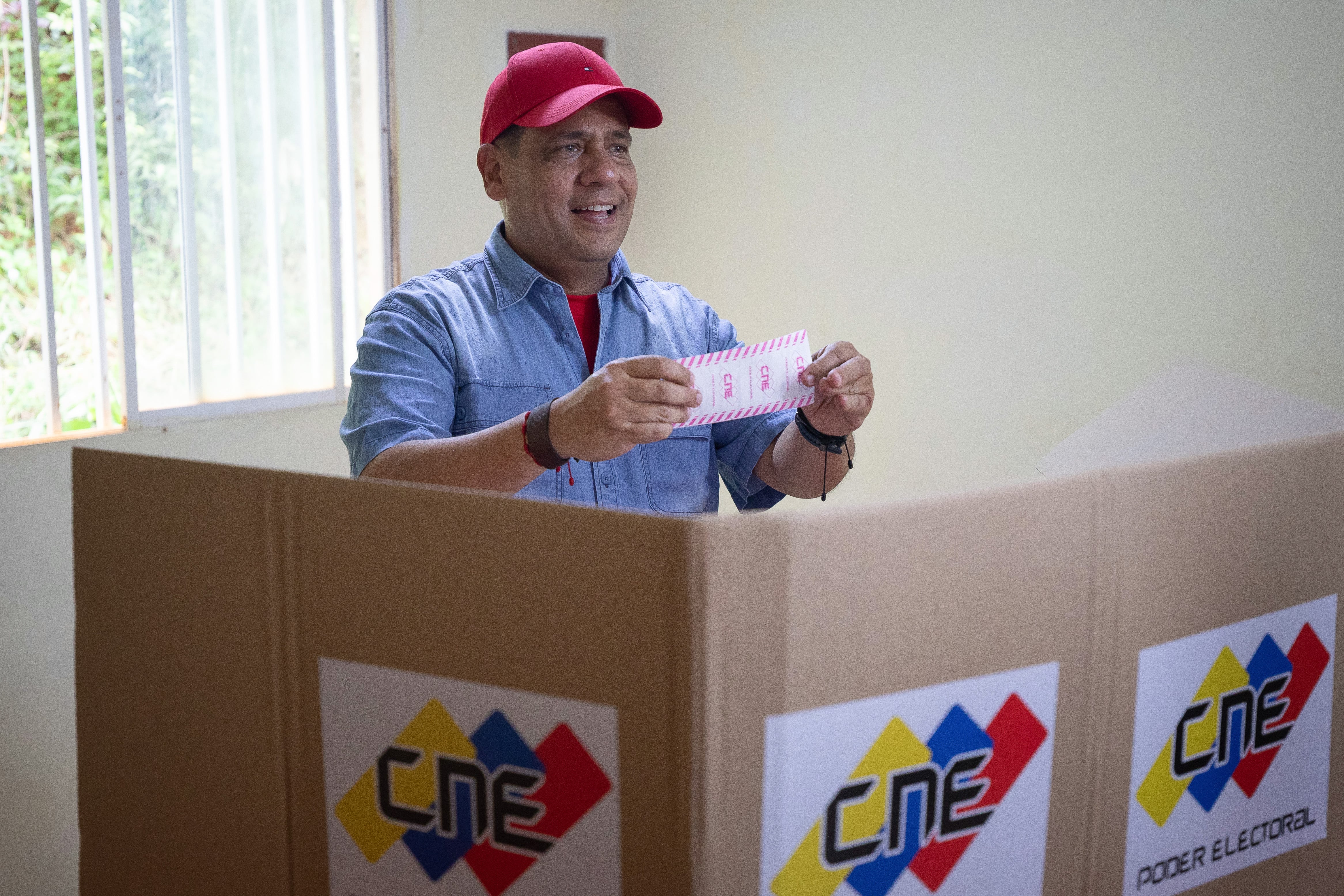El candidato chavista a la gobernación del recién creado estado venezolano de la Guayana Esequiba, Neil Villamizar, vota este domingo en Dalla Costa (Venezuela). EFE/ Rayner Peña R