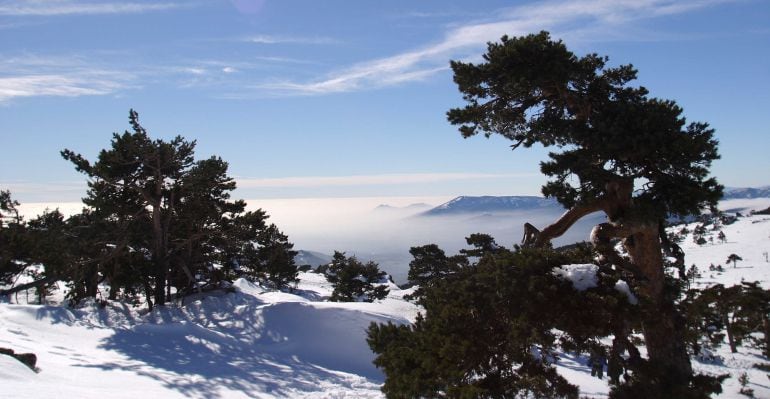 La Sierra de Guadarrama con un manto de nieve (Archivo)