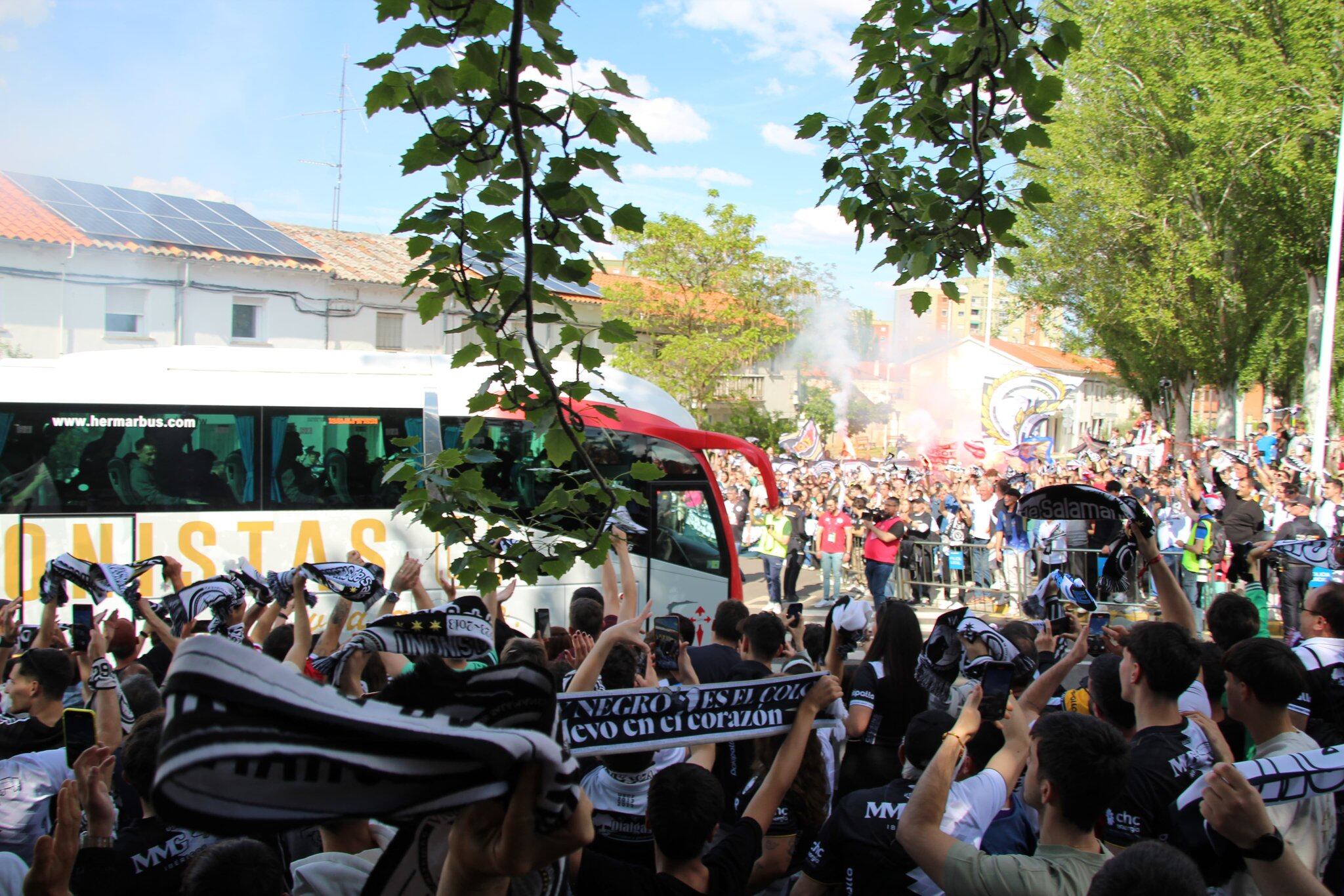 El recibimiento al autobús de Unionistas de Salamanca este sábado pasado/UnionistasCF