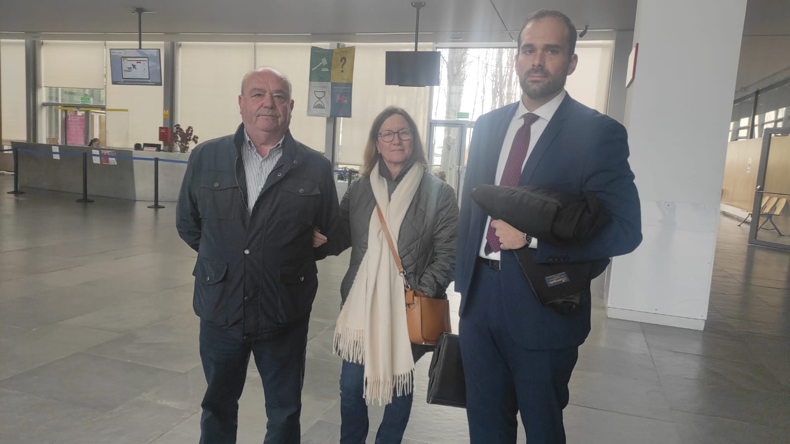 Juan Pedro Parra, agricultor del Campo de Montiel que descubrió las captaciones ilegales, junto a su esposa y el letrado de la acusación particular