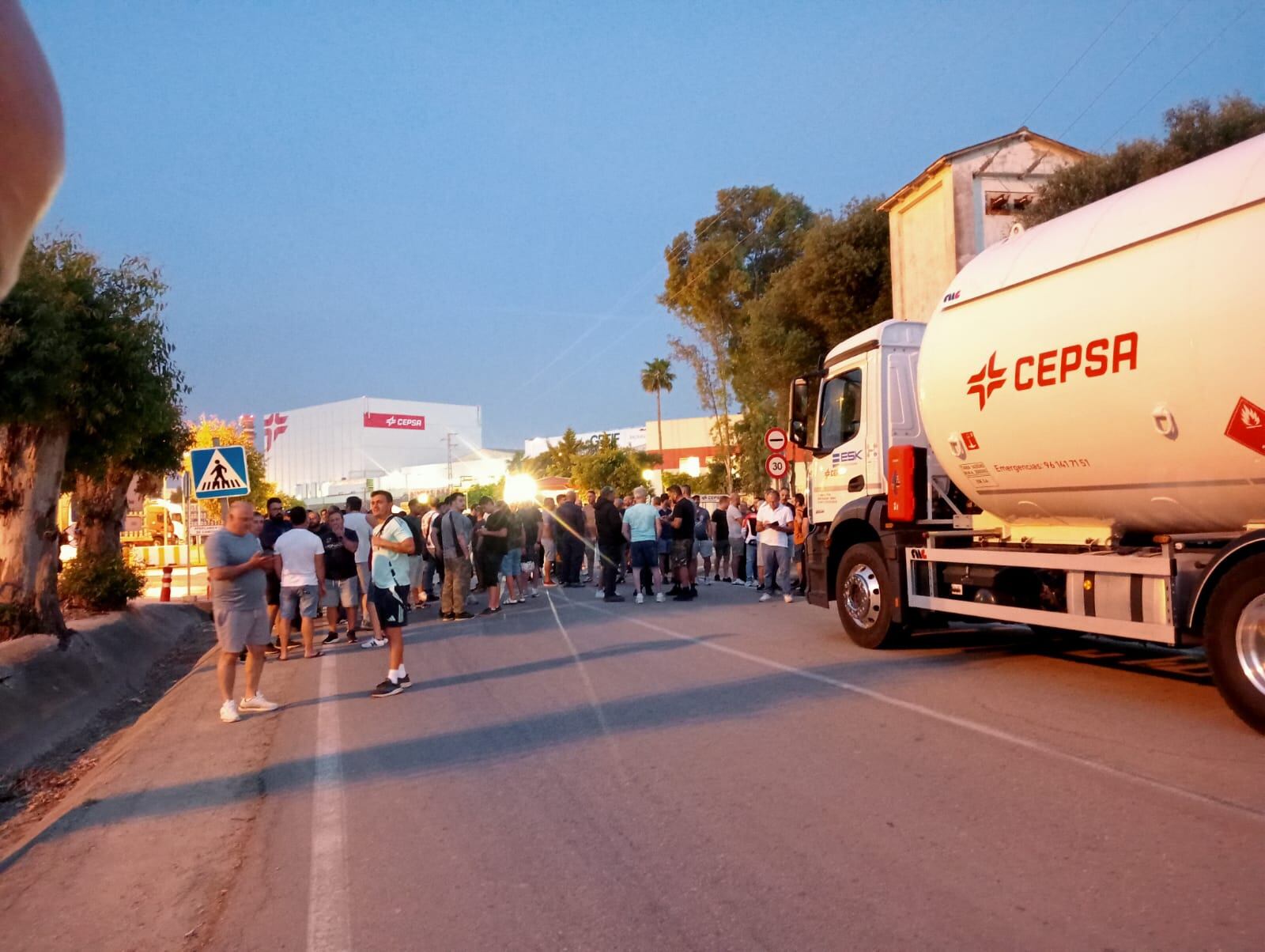 Piquete informativo a las puertas de Moeve esta mañana