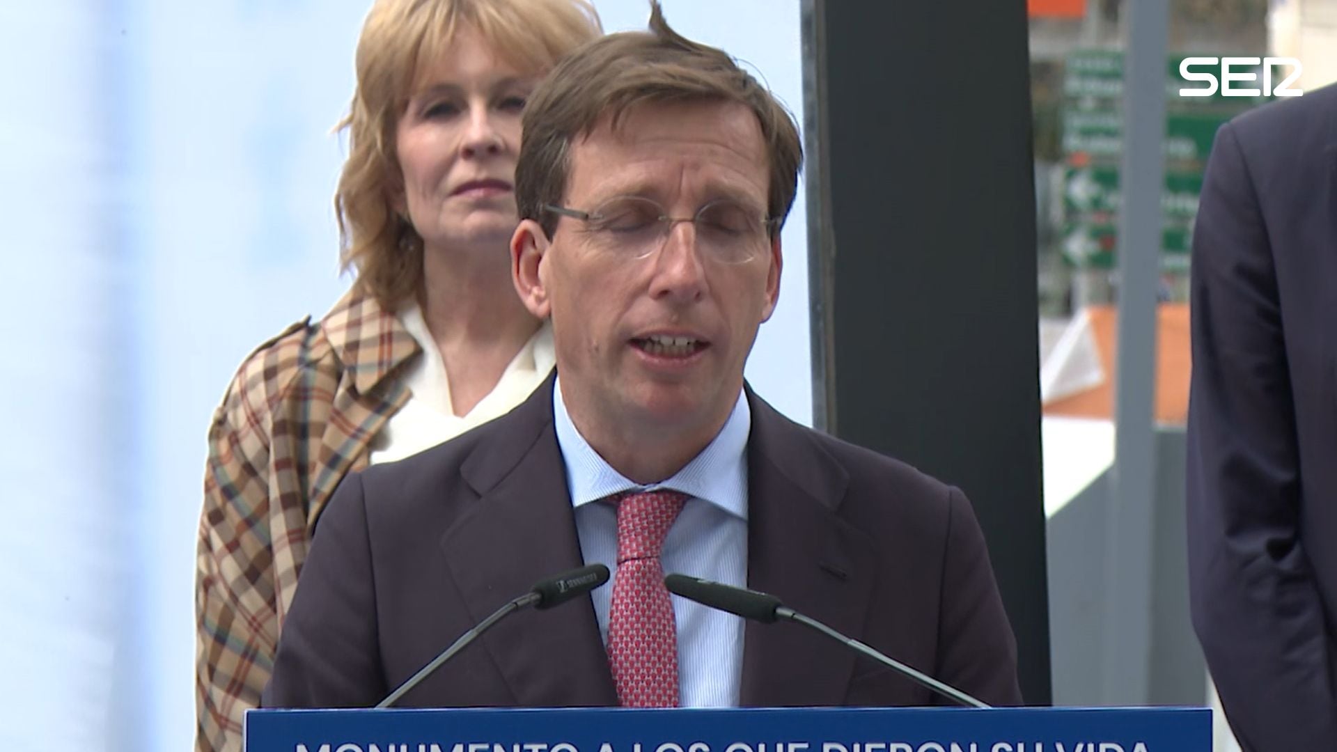 El alcalde de Madrid en el momento en que una paloma ha defecado en su pelo